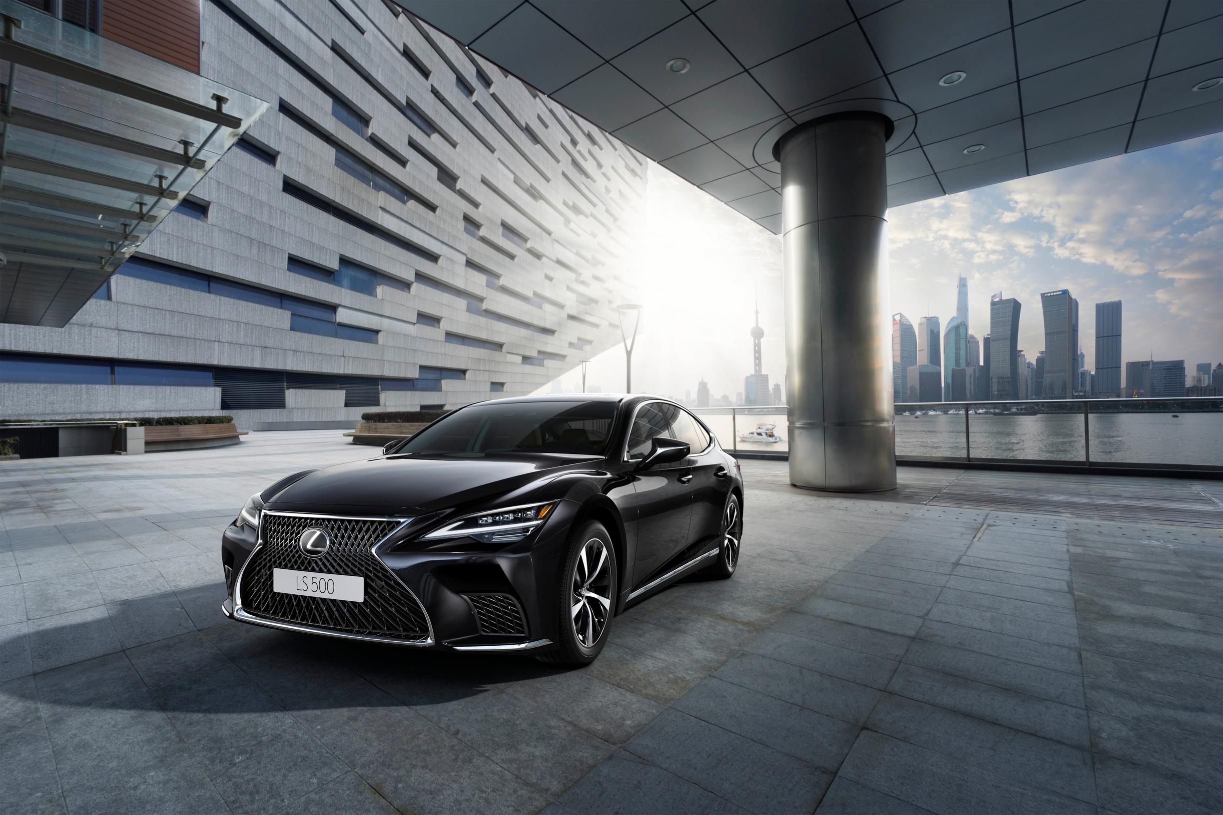Lexus uudisti lippulaivamallinsa LS:n - Suomeen ensi vuonna