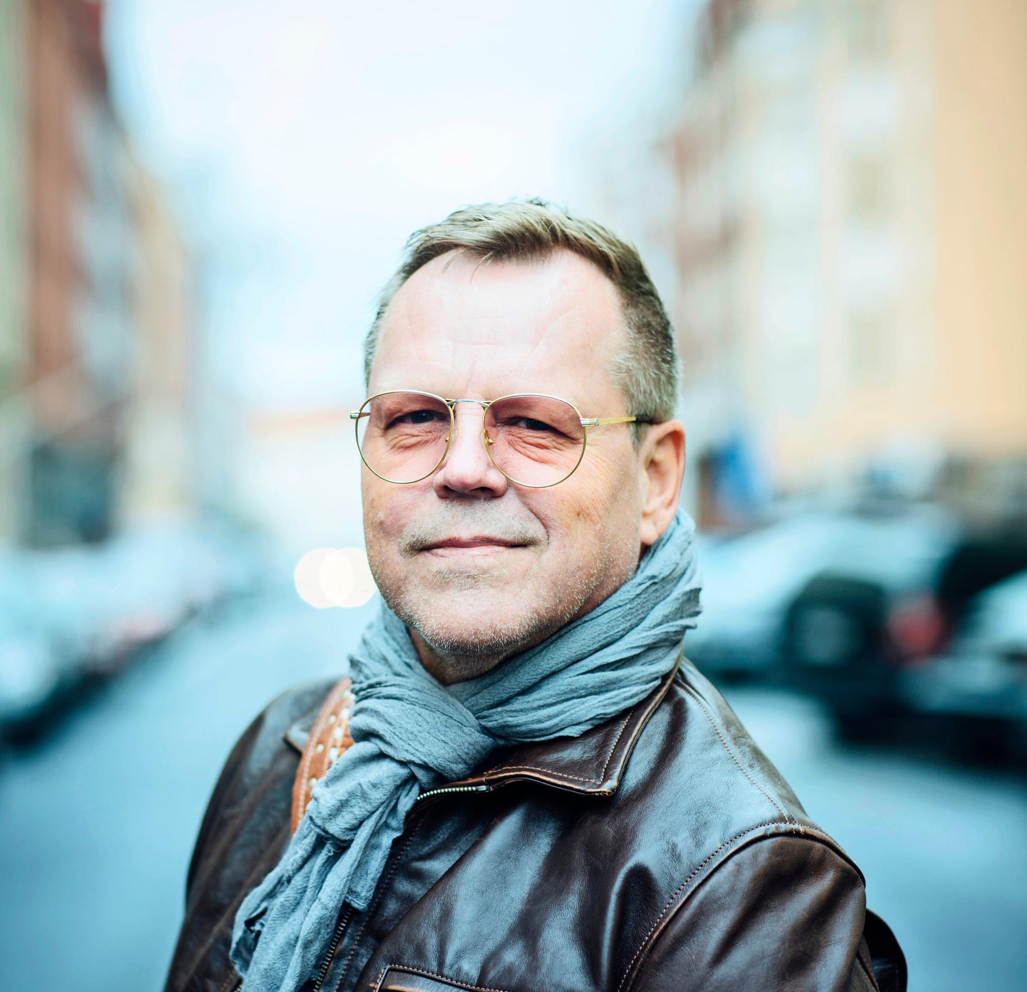 Dingo-hysteria: Neumann taipui paperinukeksi – ”Näen itseni kuin aikakapselissa”