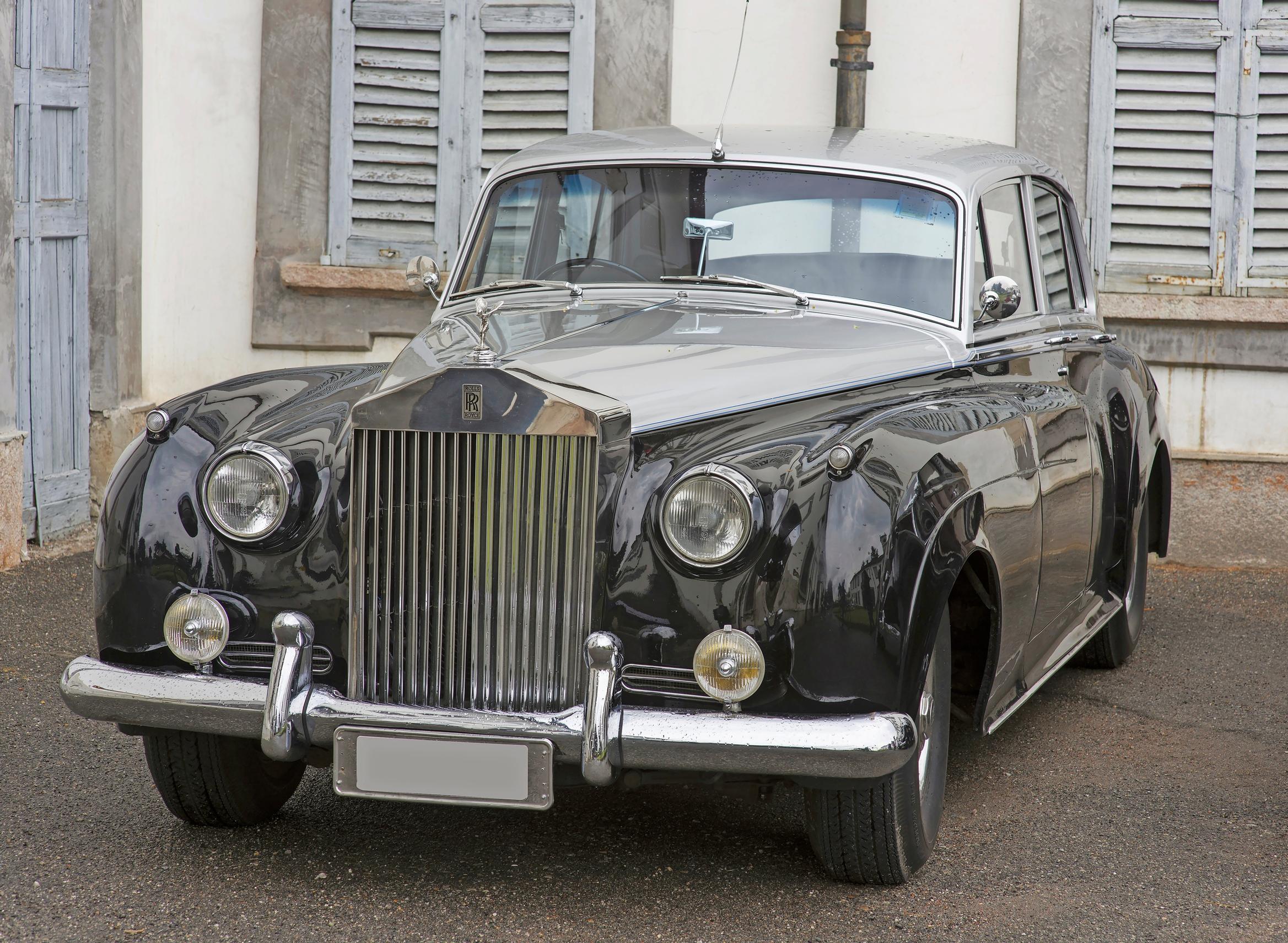 Rolls-Royce Phantom on auto, jollaista ei ajeta itse, vaan omistajan on palkattava itselleen taitava ja hillitty kuljettaja.