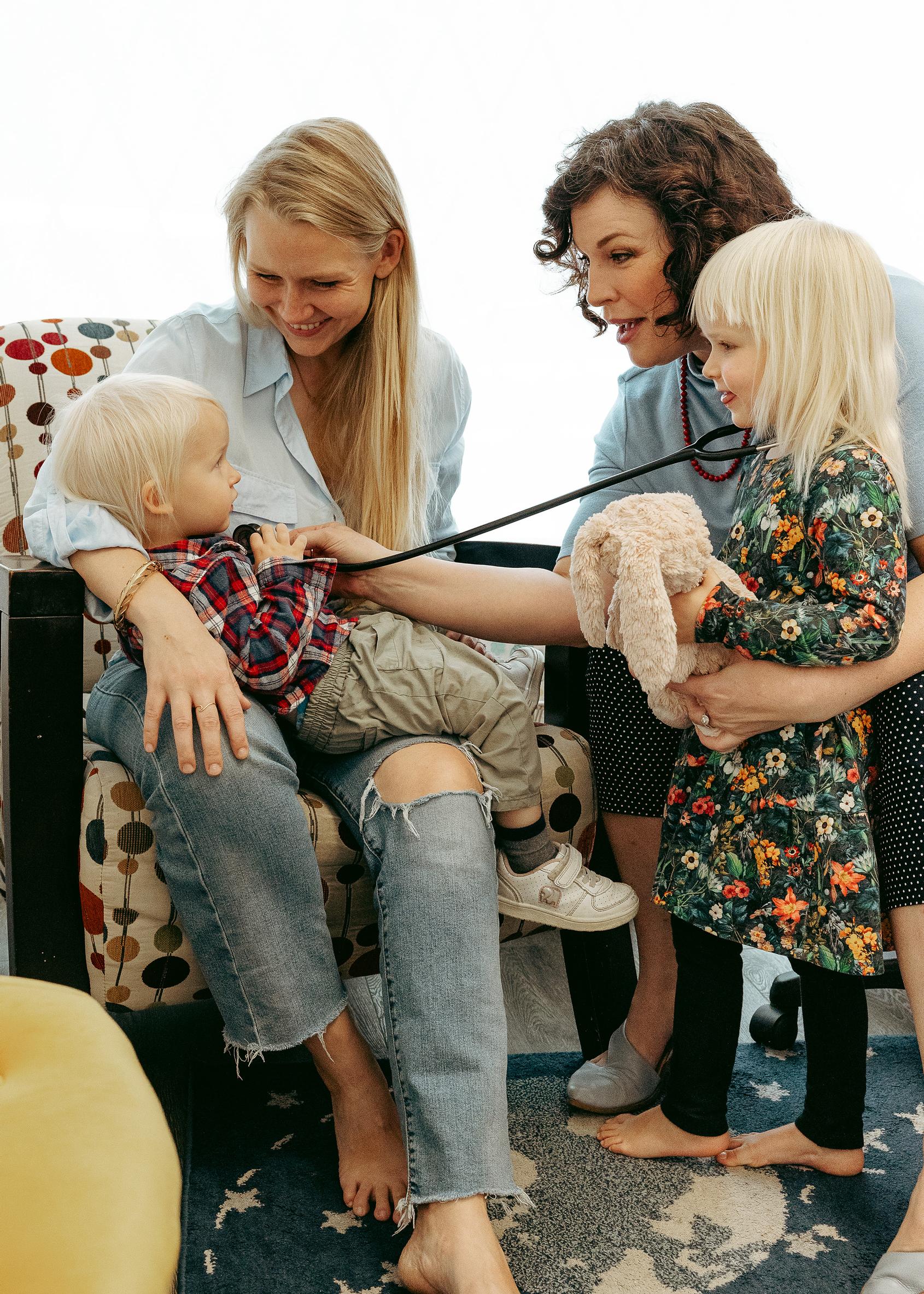 Suomalainen neuvola ei olekaan paras. Kanadassa synnyttänyt Linda Helistö tapasi kätilön, joka oli mukana hänen molempien lastensa syntymässä. Hänen mielestään kanadalainen kätilöhoidon jatkuvuuden malli on mullistavan hyvä.