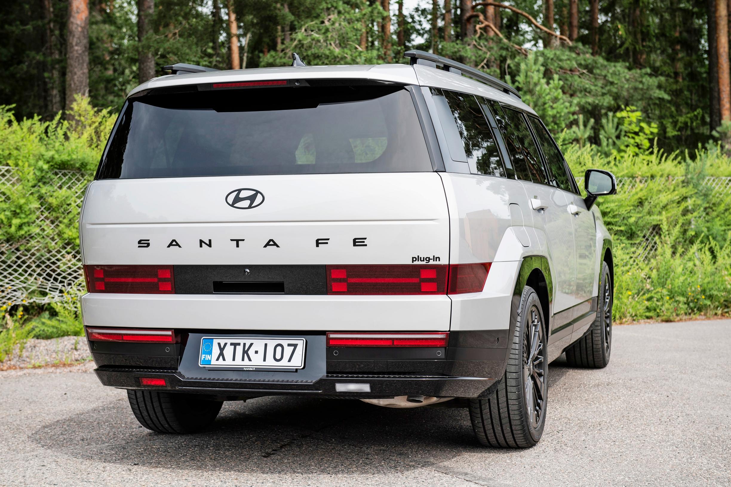 Hyundai Santa Fe on kivitalomaisesta olemuksestaan huolimatta aika mukava ajettava.