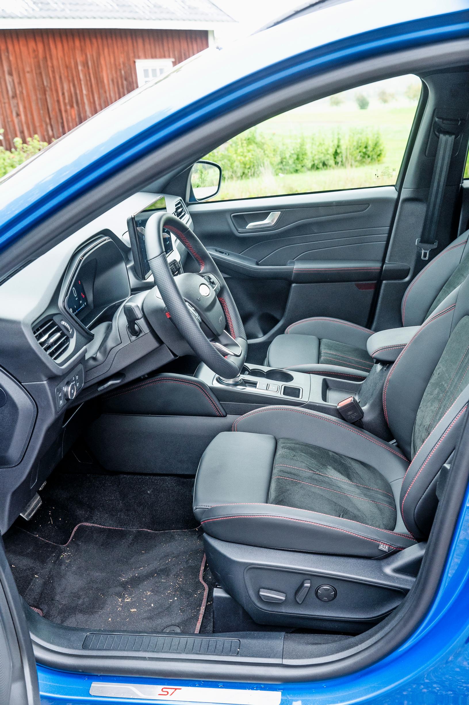 Ford Kugan sähkösäätöinen kuskin istuin on tukeva ja mukava.