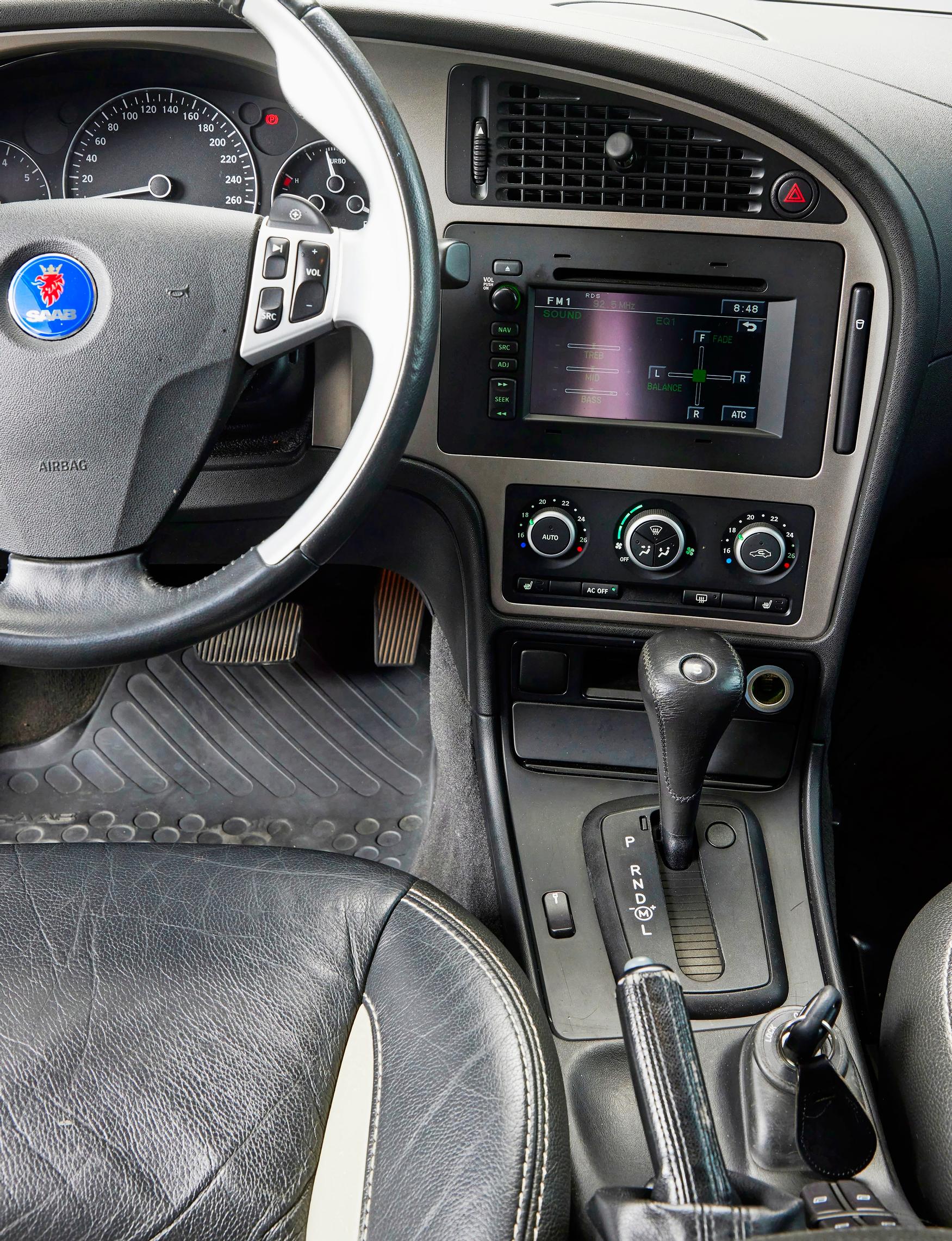 Saab 9-5 2.3T Aero A:n ohjaamo on kuljettajakeskeinen ja kognitiivisen ergonomian kannalta mainio.