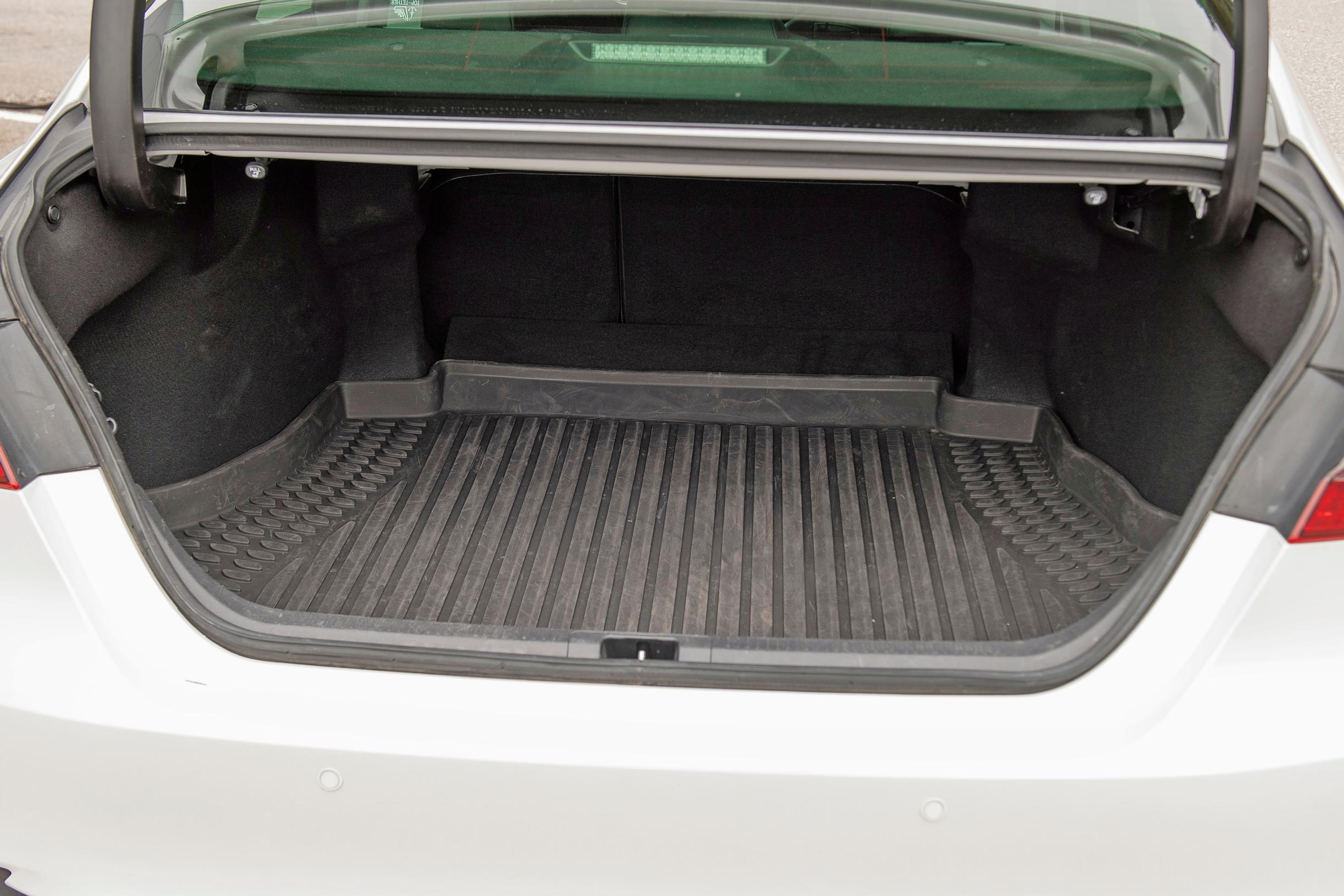 Toyota Camryn tavaratilassa on jämäkkä kumimatto. Se on helppo ravistaa puhtaaksi.