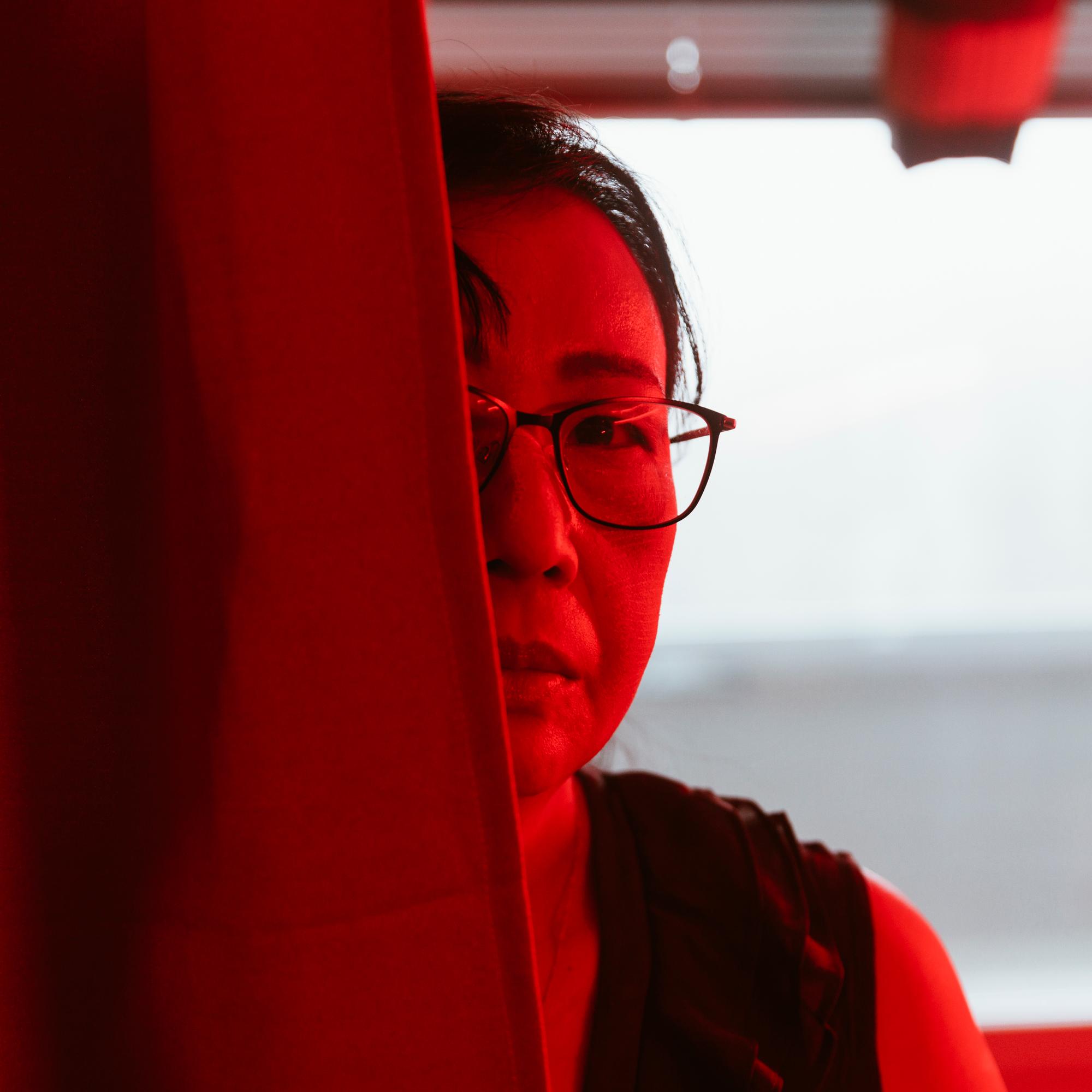 Lucia yritettiin raiskata pikkukylässä, Dalian toimisto räjäytettiin – Pakolaisnaiset kertovat kokemastaan vainosta