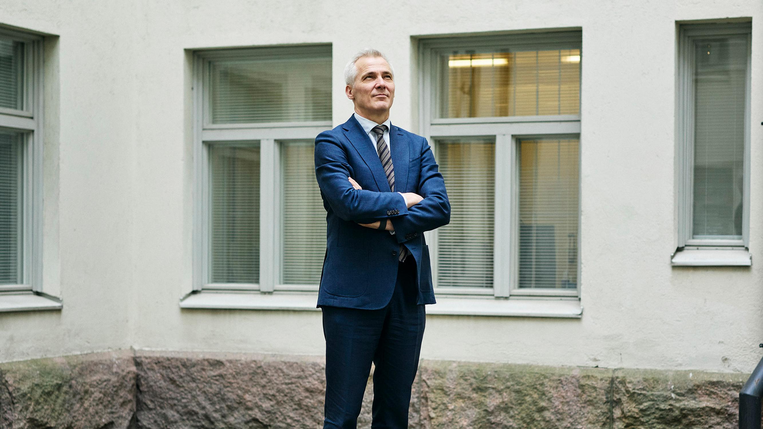 Opetusministeri Anders Adlercreutz vaatii maahanmuuttajanuorten syyllistämisen lopettamista – ”Äärettömän väärin ja epäreilua”