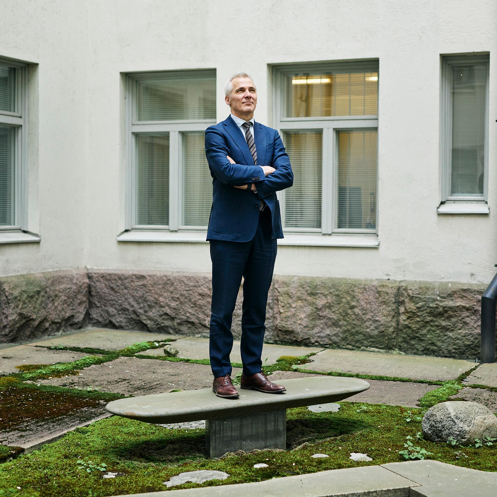 Opetusministeri Anders Adlercreutz vaatii maahanmuuttajanuorten syyllistämisen lopettamista – ”Äärettömän väärin ja epäreilua”