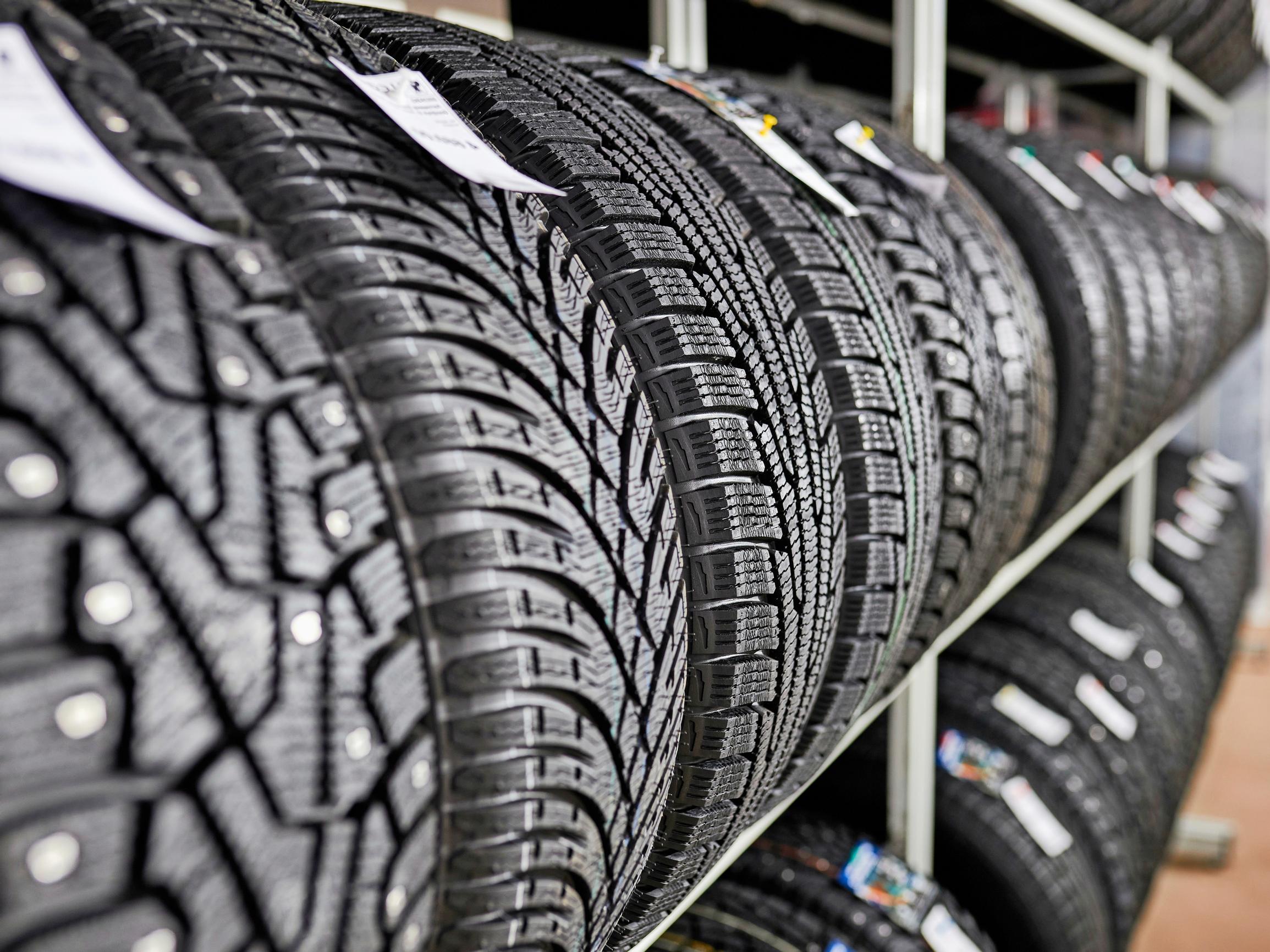 Kuluttajalle myytiin uudet auton renkaat, joilla olikin ikää kuusi vuotta – Asiantuntijan mukaan ne ovat aivan liian vanhat 