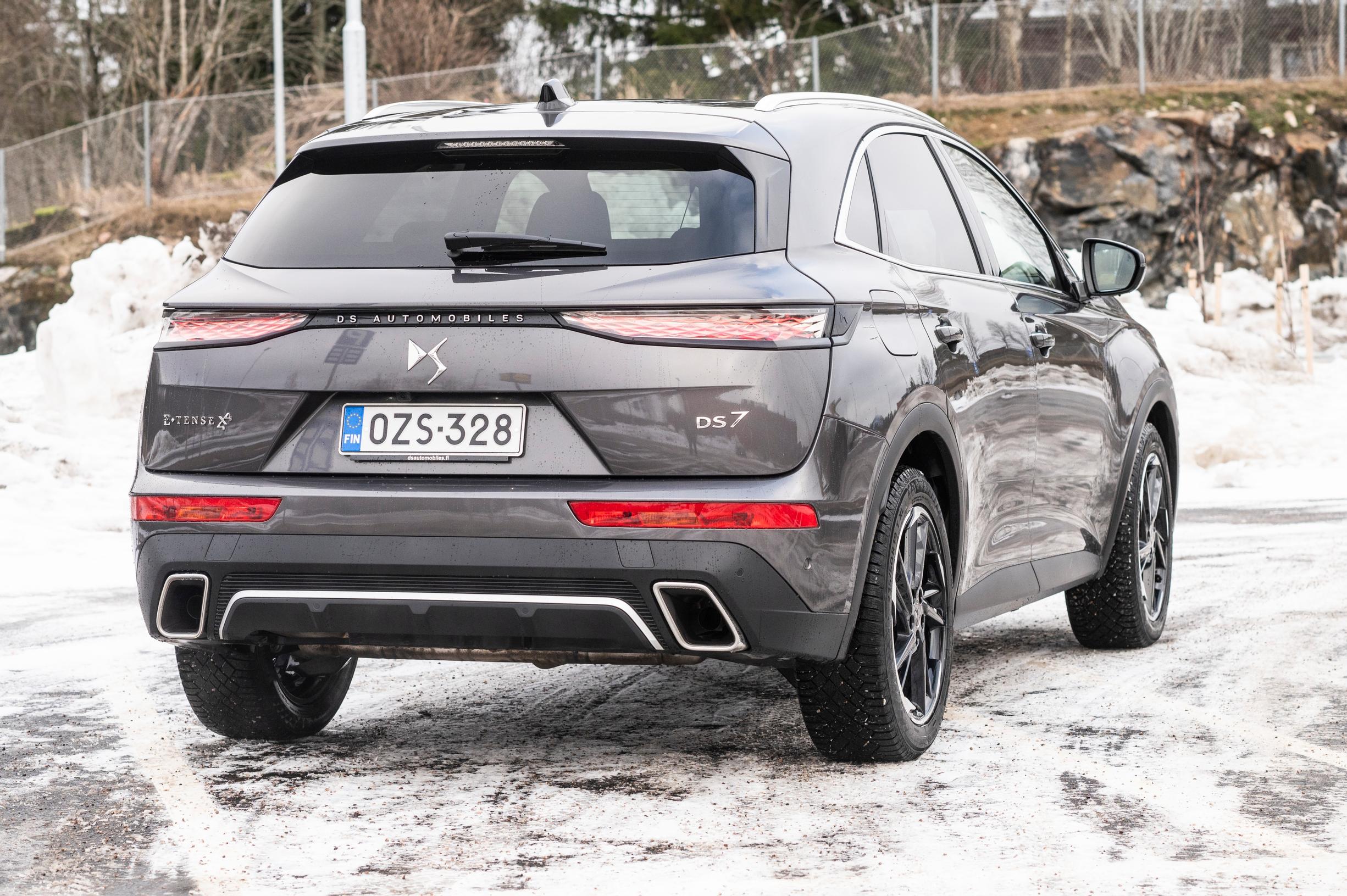 DS 7 E-Tense 300 4x4 Plug-in Hybrid Opera Business Tuulilasin koeajossa.