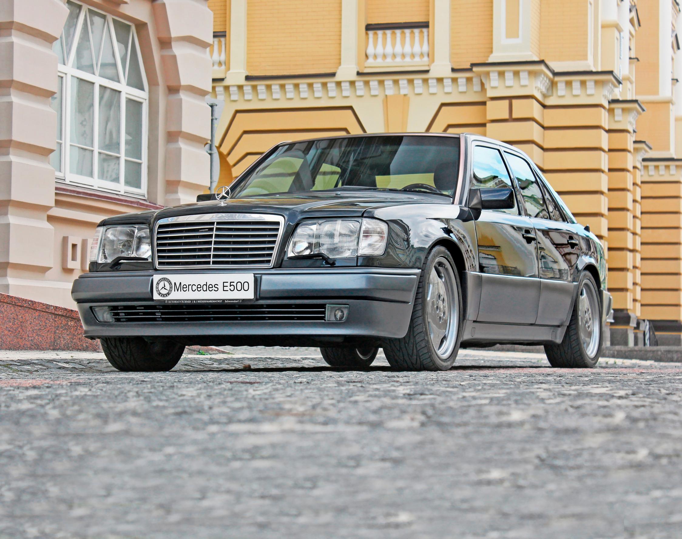 Mercedes-Benz E500 on varsinainen salaherkku, joka äkkivilkaisulla näyttää ihan tavalliselta taksi-Mersulta. Keulalla on kuitenkin viisilitrainen vinkkeli, joka pumppaa yli 300 hevosvoimaa.