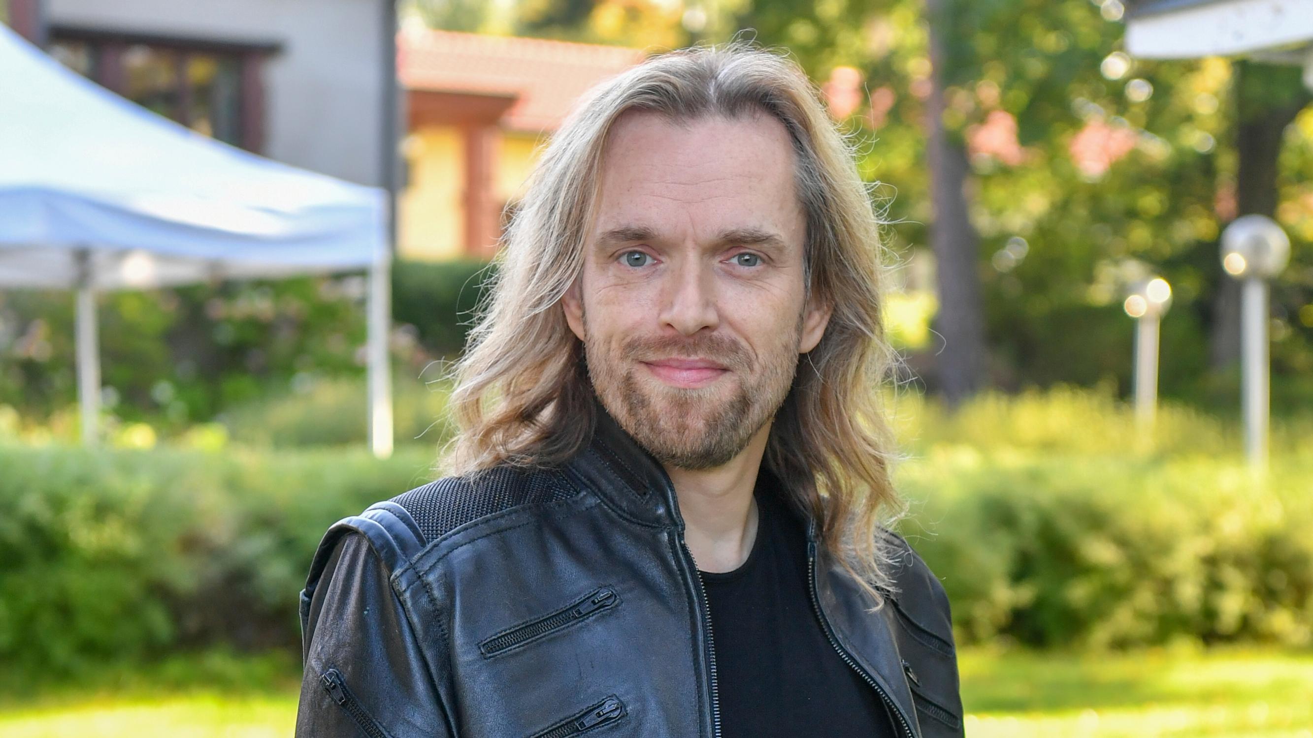 Missä vuoden 2001 hittikappaleessa Anssi Kelan täytyy ”kävellä näin”? Testaa tietosi