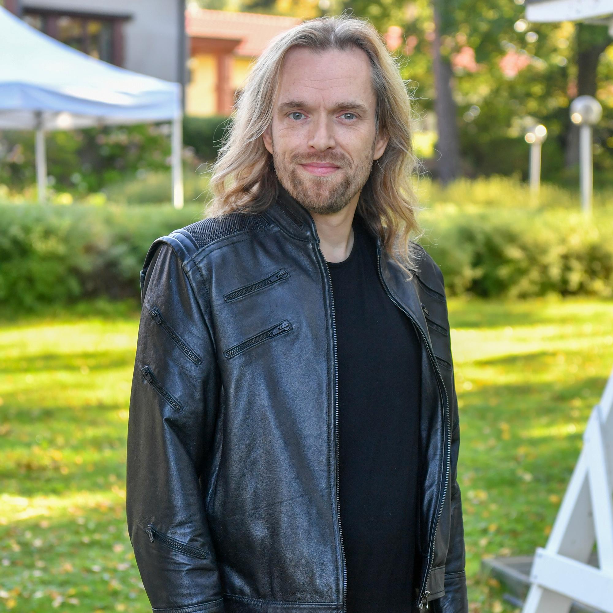 Missä vuoden 2001 hittikappaleessa Anssi Kelan täytyy ”kävellä näin”? Testaa tietosi