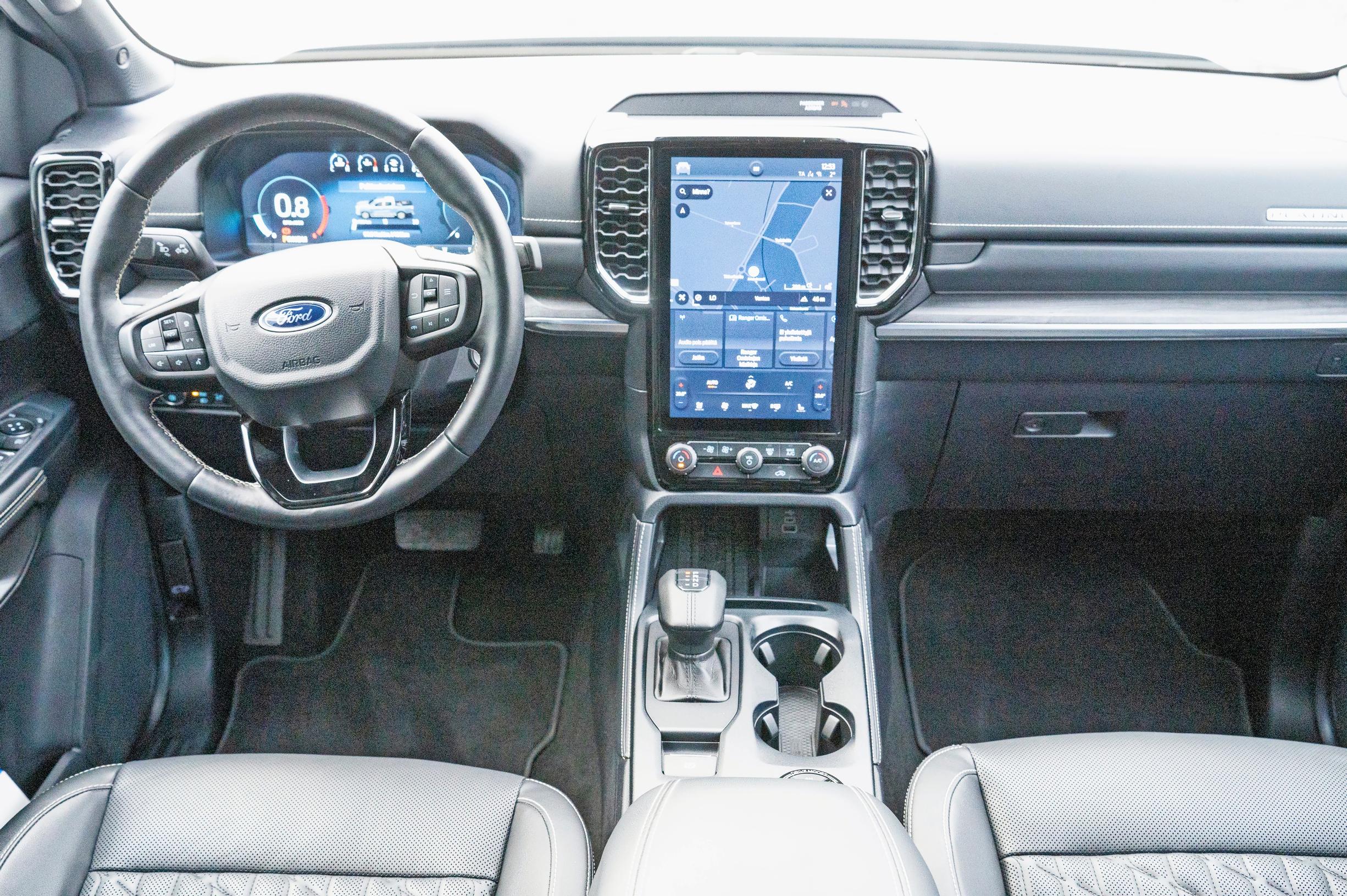 Ford Ranger Platinumin kojelauta on hyvin henkilöautomainen. Keskinäyttö on kokoa XXL.