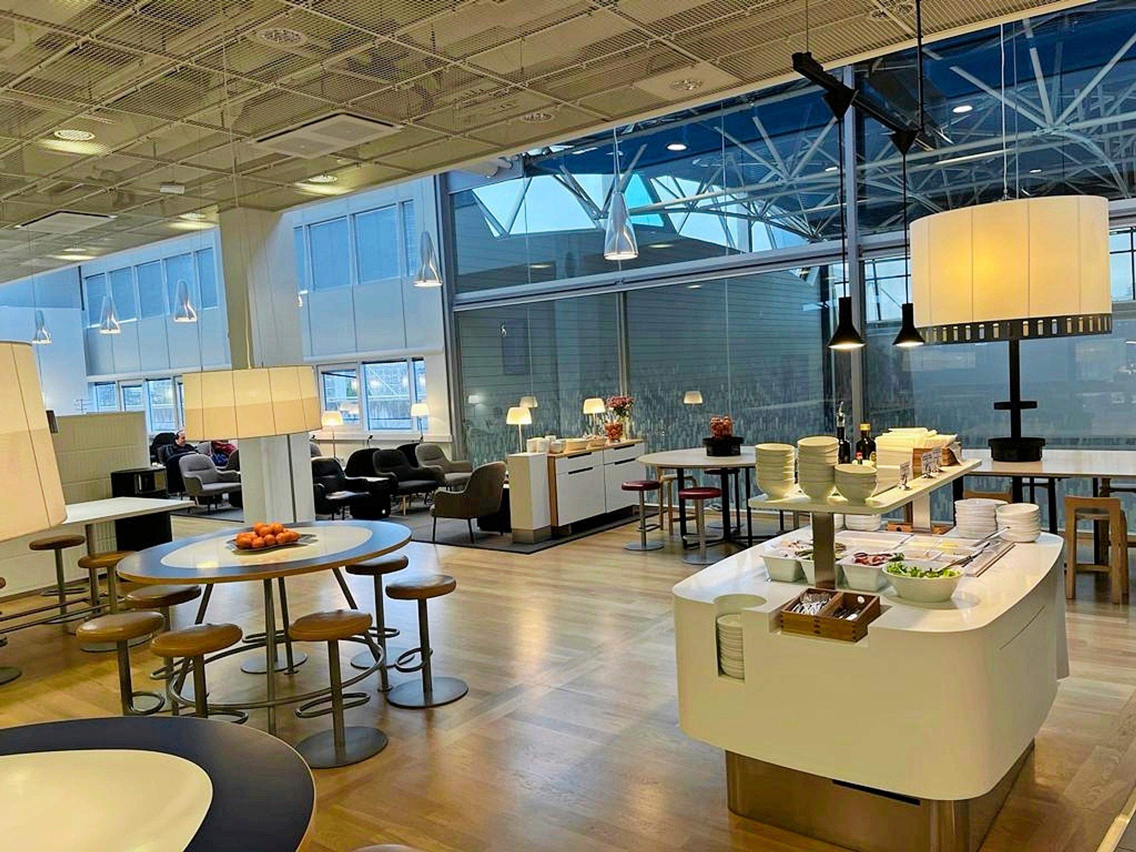 Helsinki-Vantaalla on kaksi loungea Aspire-ketjun nimissä. Portin 13 lähellä oleva lounge on pienehkö mutta toimiva. Sen ruokatarjonta on tosin niukkaa.