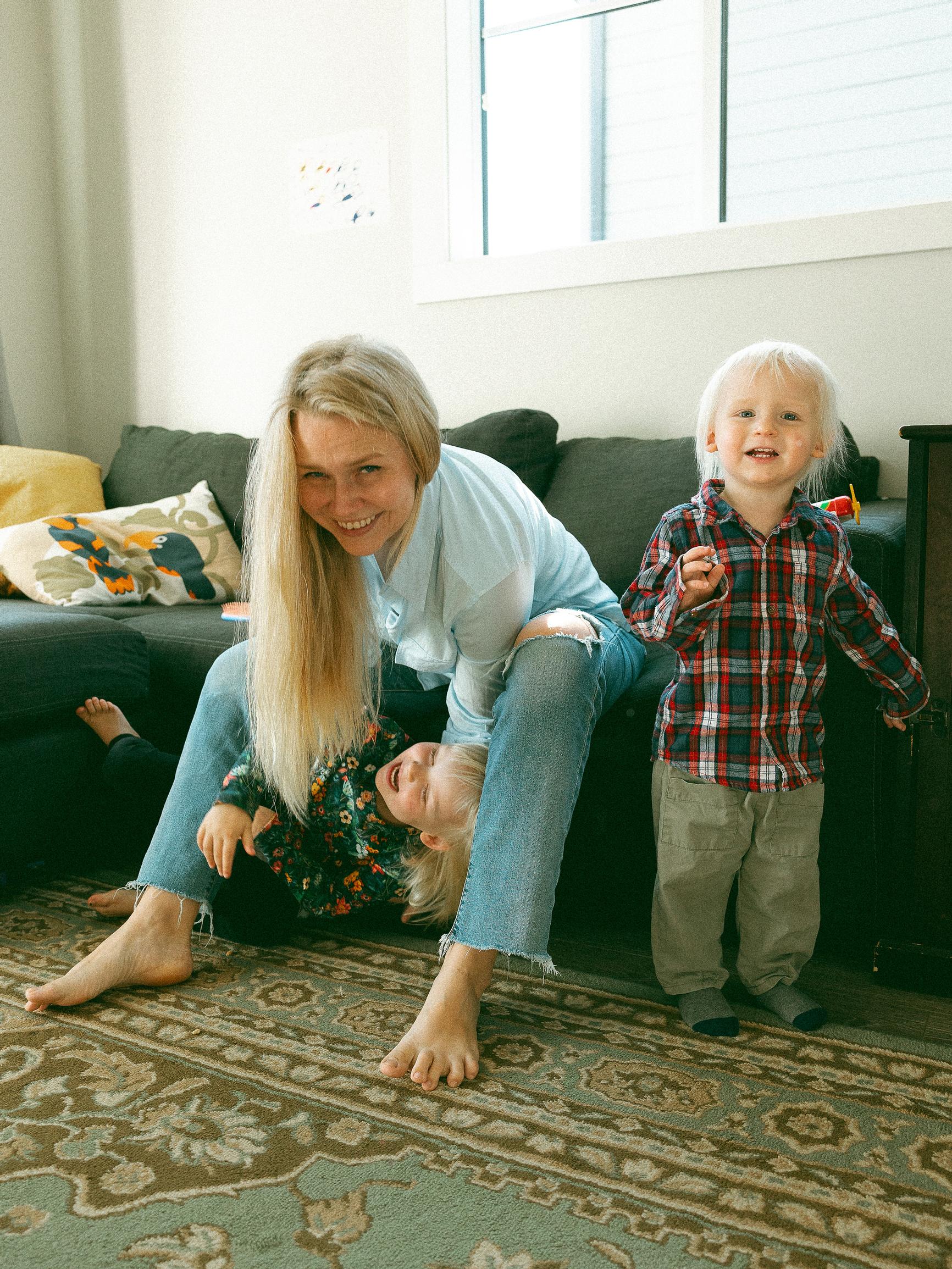 Linda Helistö synnytti lapsensa Kanadassa ja tajusi, että suomalaiselle neuvolalle on parempi vaihtoehto