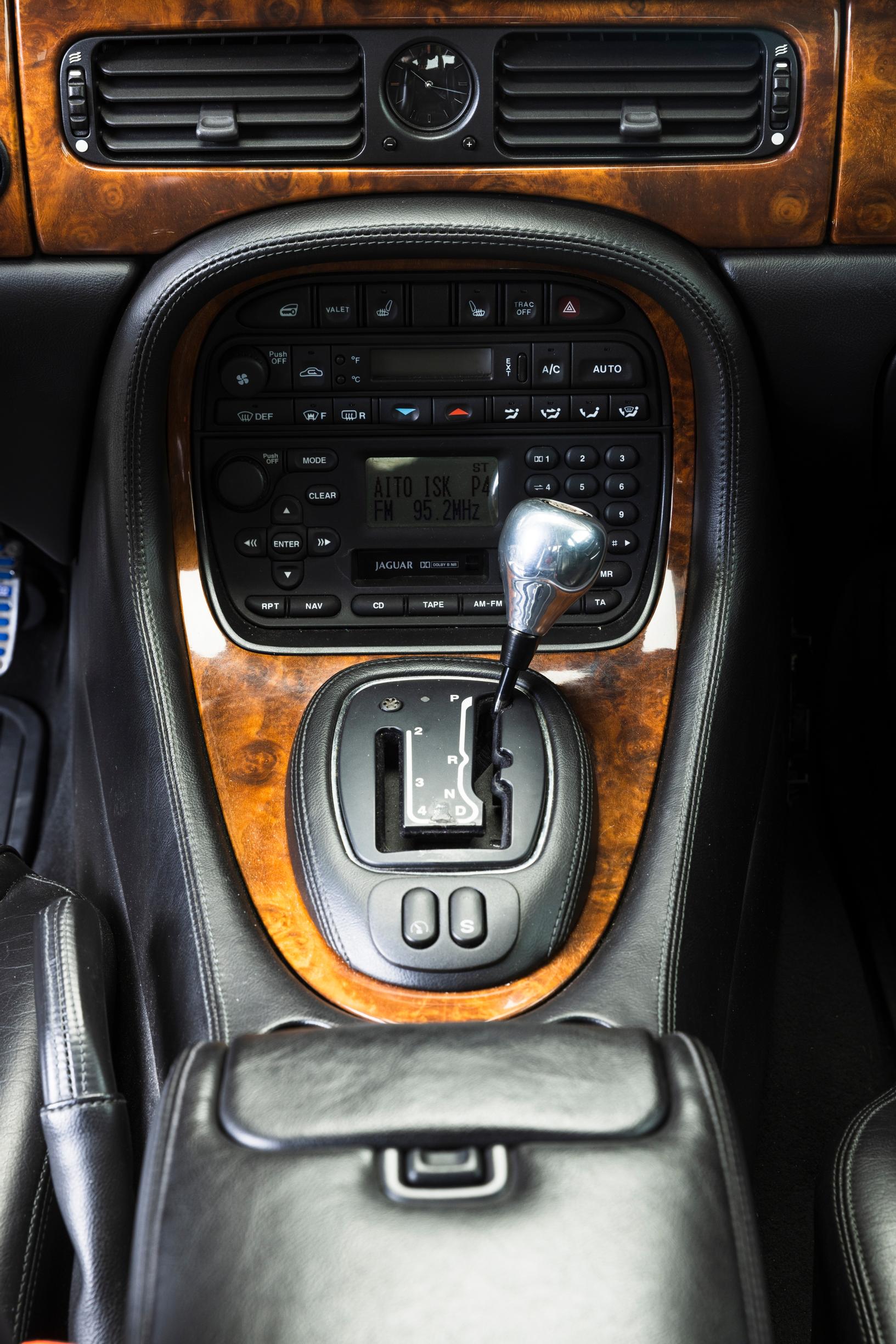 Jaguar XJR vm. 2000 keskikonsoli