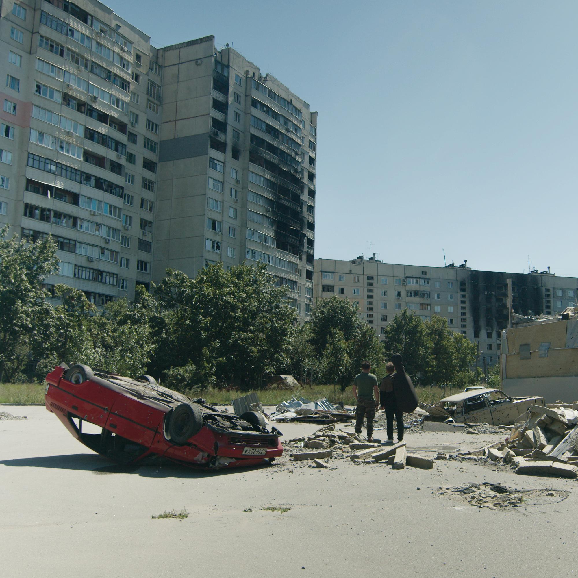 ”Rahat ovat loppu eikä ole töitä – Harkovaan en palaa, sillä lasta ei voi viedä pommitusten keskelle” – Video tuhotusta Saltivkasta