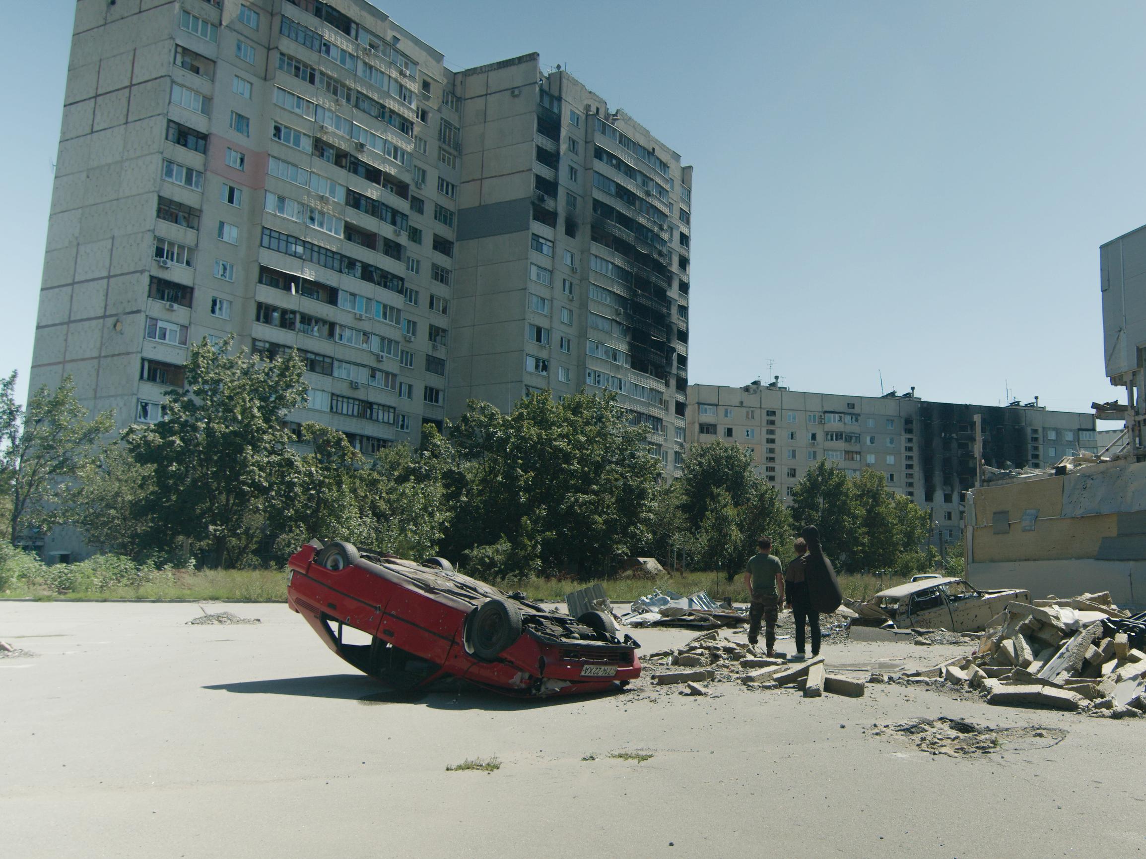 ”Rahat ovat loppu eikä ole töitä – Harkovaan en palaa, sillä lasta ei voi viedä pommitusten keskelle” – Video tuhotusta Saltivkasta