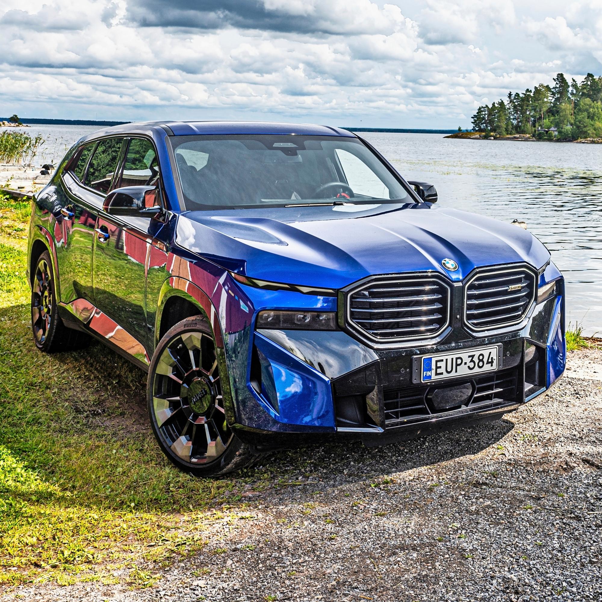 BMW XM – Lataushybridistä huolimatta 4,4-litrainen bensasyöppö V8 on asunnon hintainen ripaus vanhan liiton toksista maskuliinisuutta