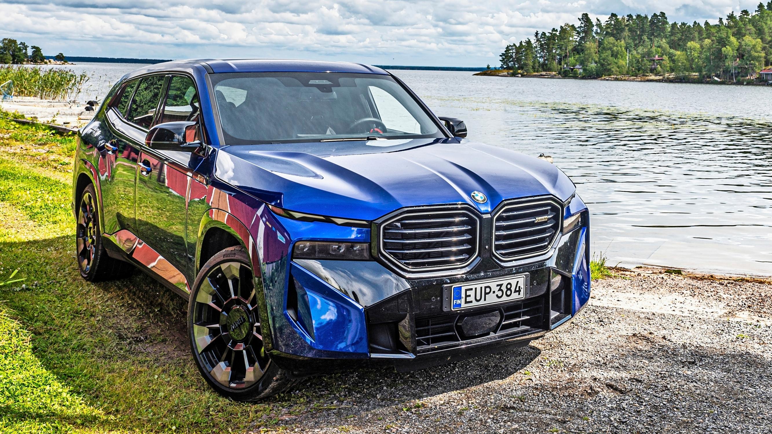 BMW XM – Lataushybridistä huolimatta 4,4-litrainen bensasyöppö V8 on asunnon hintainen ripaus vanhan liiton toksista maskuliinisuutta