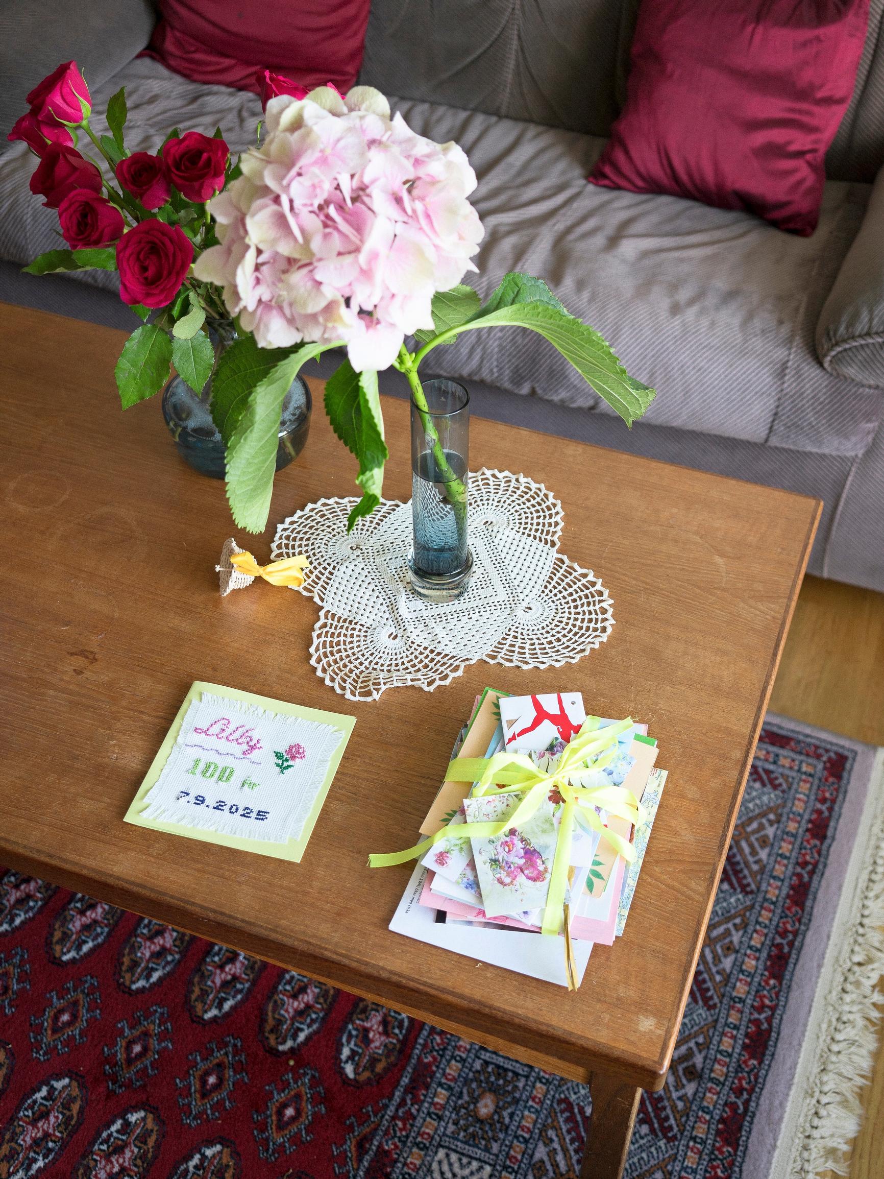 Kotona on paljon kortteja ja kukkia, sillä Lundberg täytti äskettäin 100 vuotta.