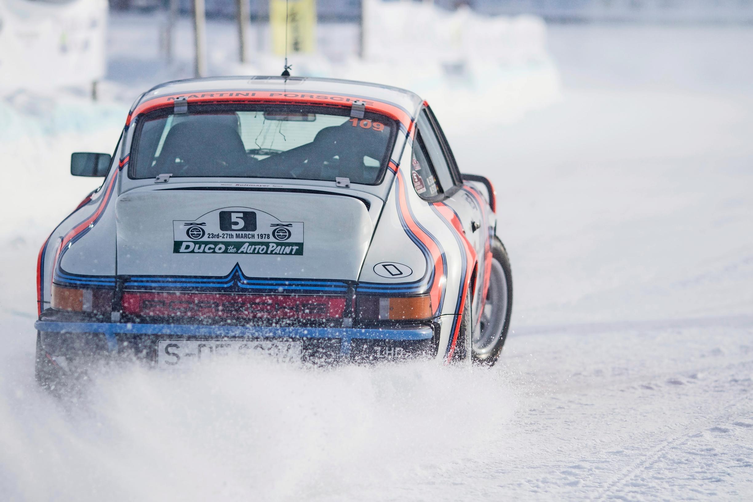 Porsche 911. Kun moottori on taka-akselin takana, vetävillä pyörillä on takuupito.