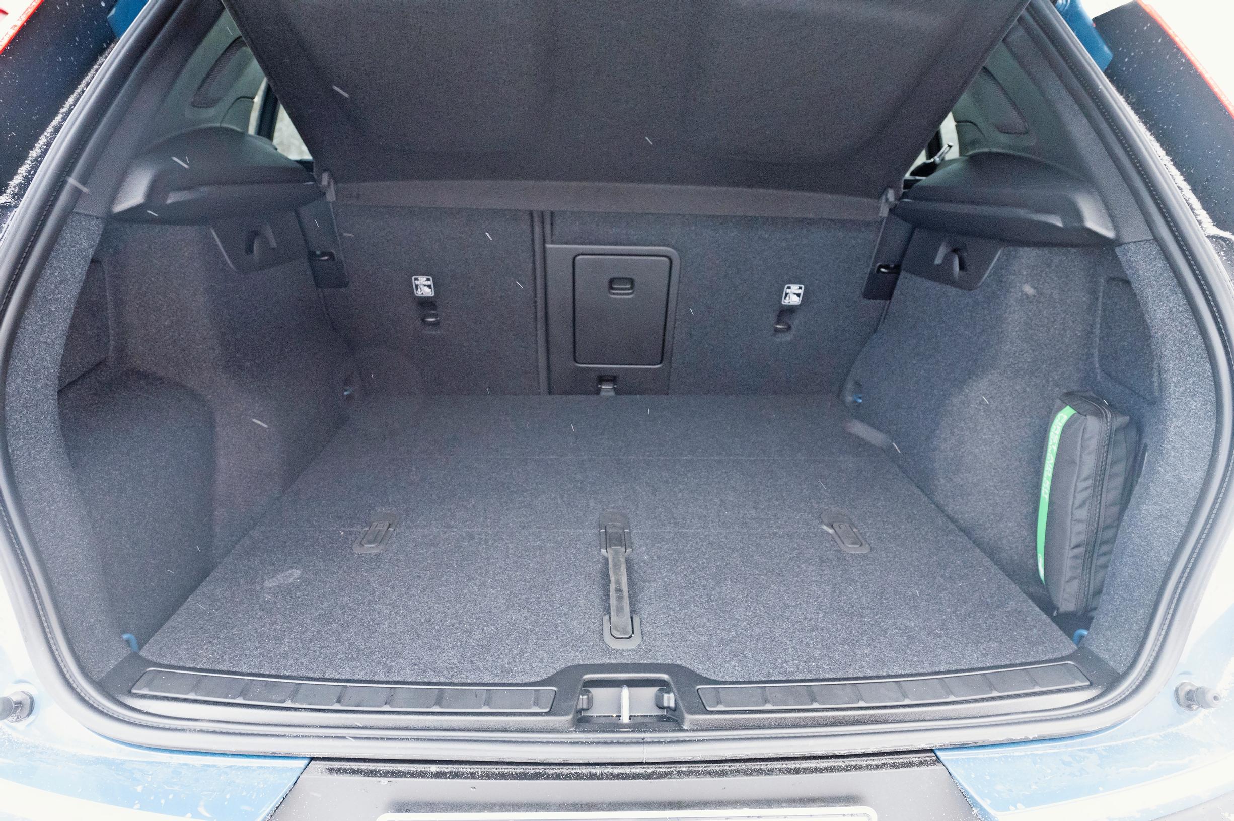 Volvo XC 40 Rechargessa tavaratilaa löytyy peruskontin lisäksi myös keulapellin alta.