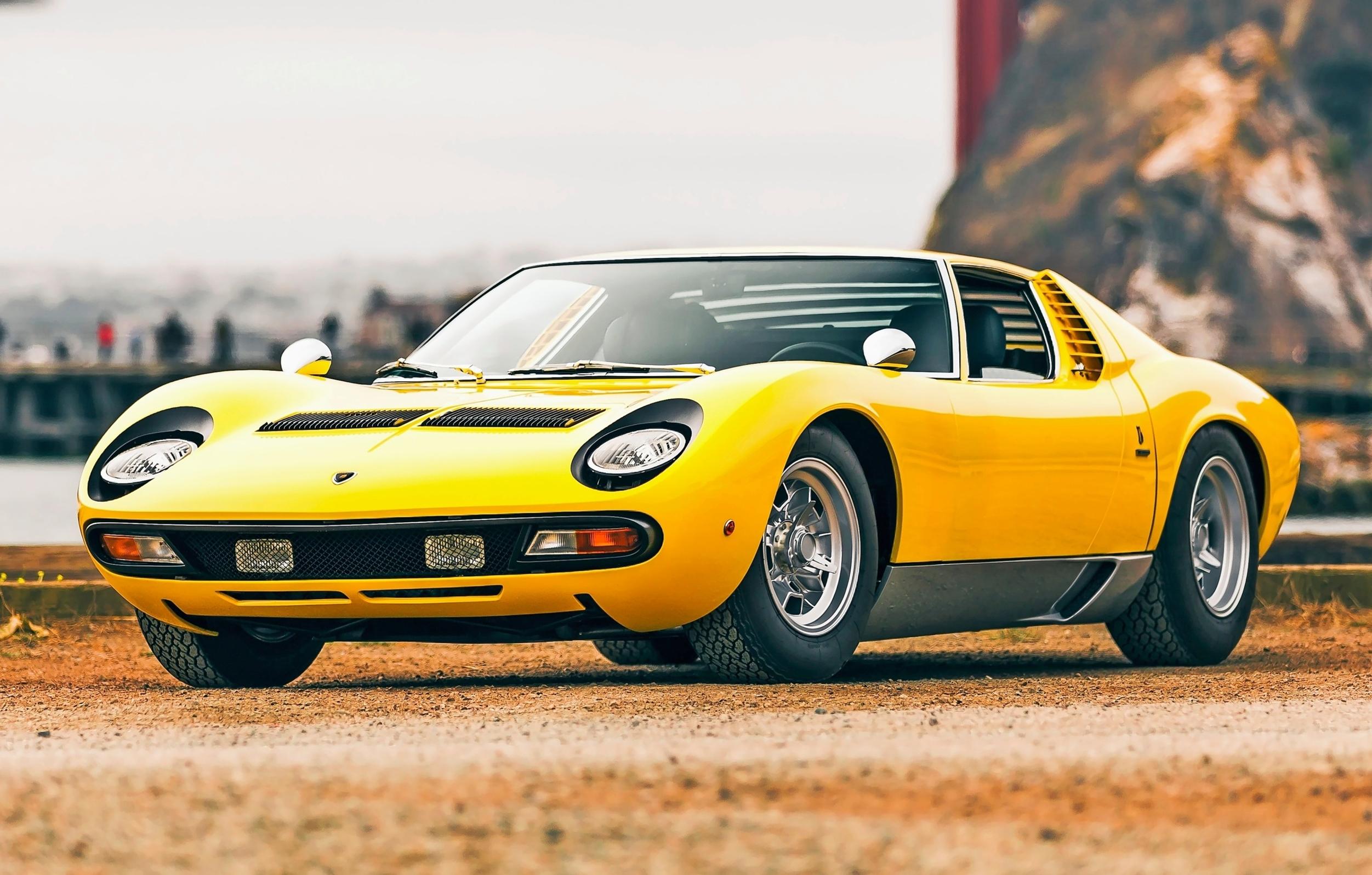 Lamborghini Miura. Voiko olla mitään hurjempaa kuin keltainen Miura? Lambon V12-moottori on kuskin selän takana poikittain asennettuna.