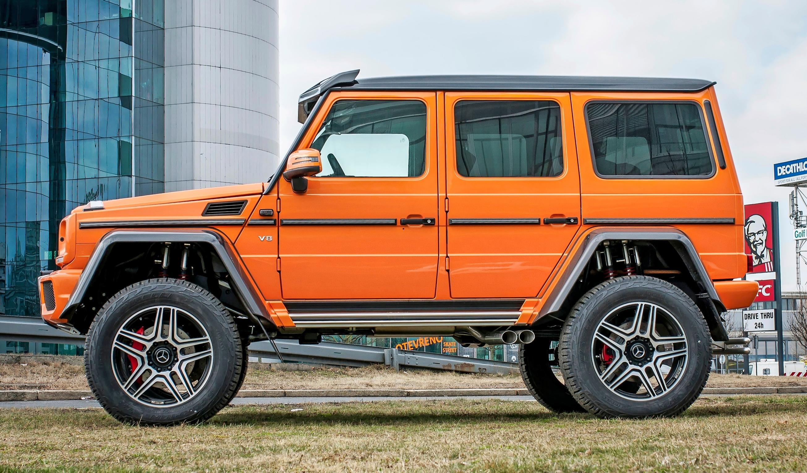 Mercedes-Benz G-Wagen. Jo normaali G on soiva peli missä vaan olosuhteissa, mutta pieni korotus parantaa tietysti etenemiskykyä.