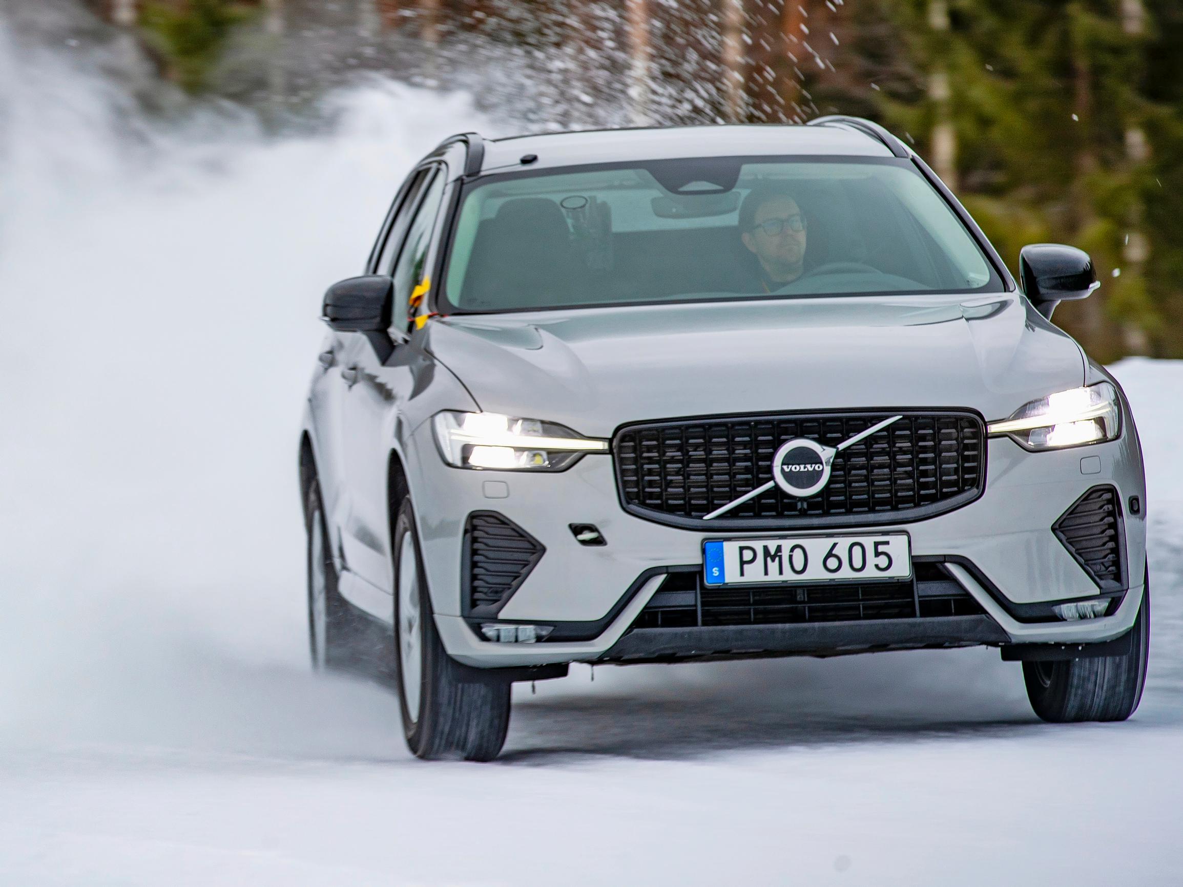 Vertailussa 2025 nastarenkaat – Tuulilasin testissä paljastui järkyttäviä eroja – huonoimmilla ajaminen on suorastaan pelottavaa