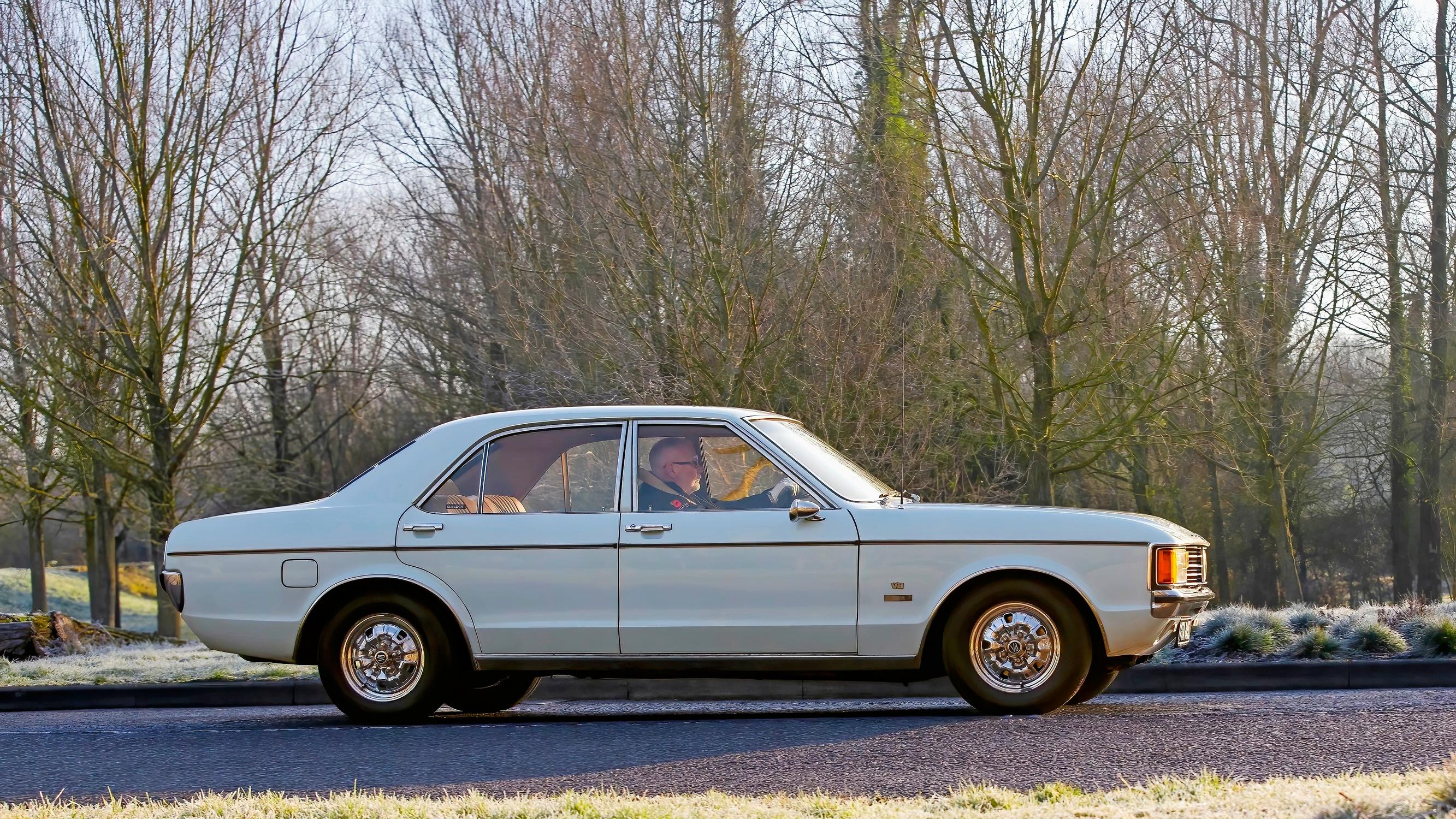 FORD GRANADA. Aitoa 1970-luvun tunnelmaa. Hyvät tilat ja V6-moottori keulalla.