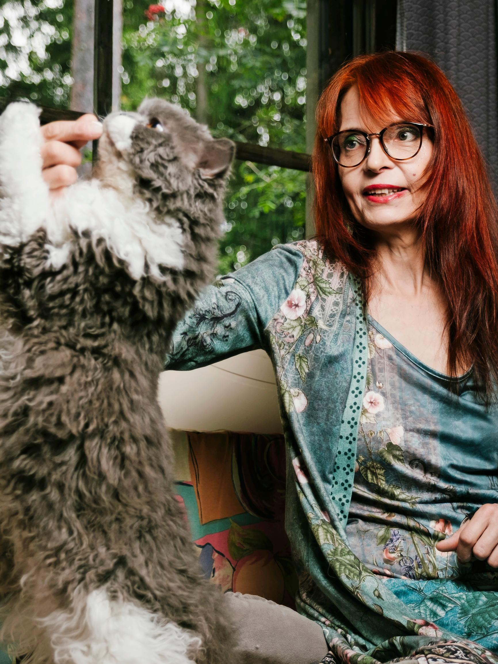 Kun Minna Kurttilan kivut äityvät pahoiksi, kissat syöksyvät auttamaan – ”Lemmikkieni hyvinvointi on minulle ykkösasia”