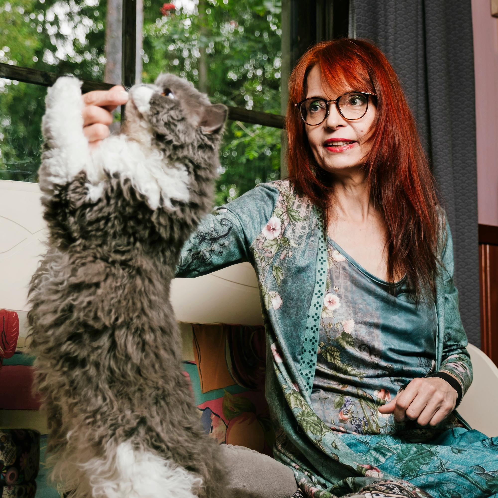 Kun Minna Kurttilan kivut äityvät pahoiksi, kissat syöksyvät auttamaan – ”Lemmikkieni hyvinvointi on minulle ykkösasia”