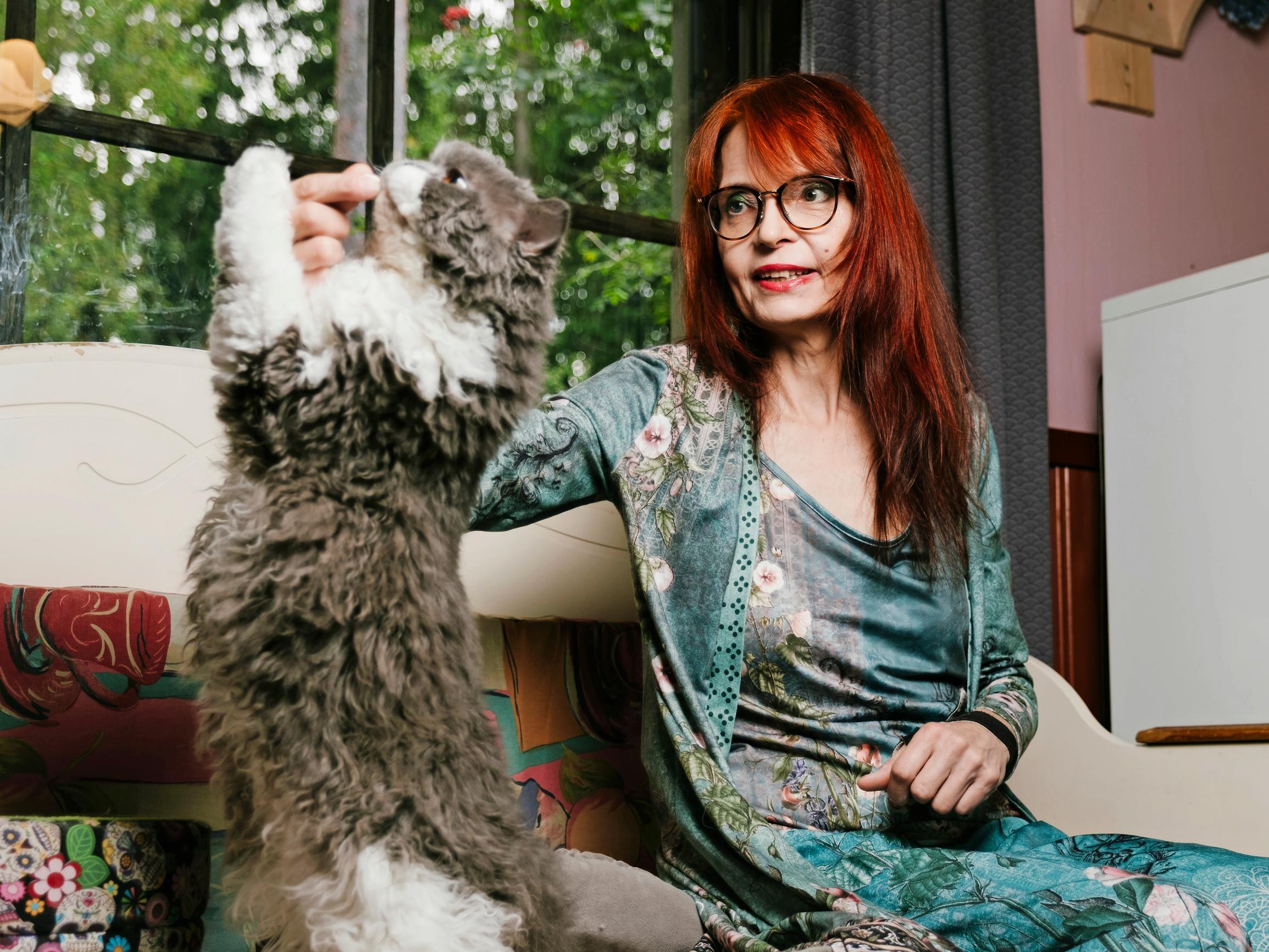 Kun Minna Kurttilan kivut äityvät pahoiksi, kissat syöksyvät auttamaan – ”Lemmikkieni hyvinvointi on minulle ykkösasia”