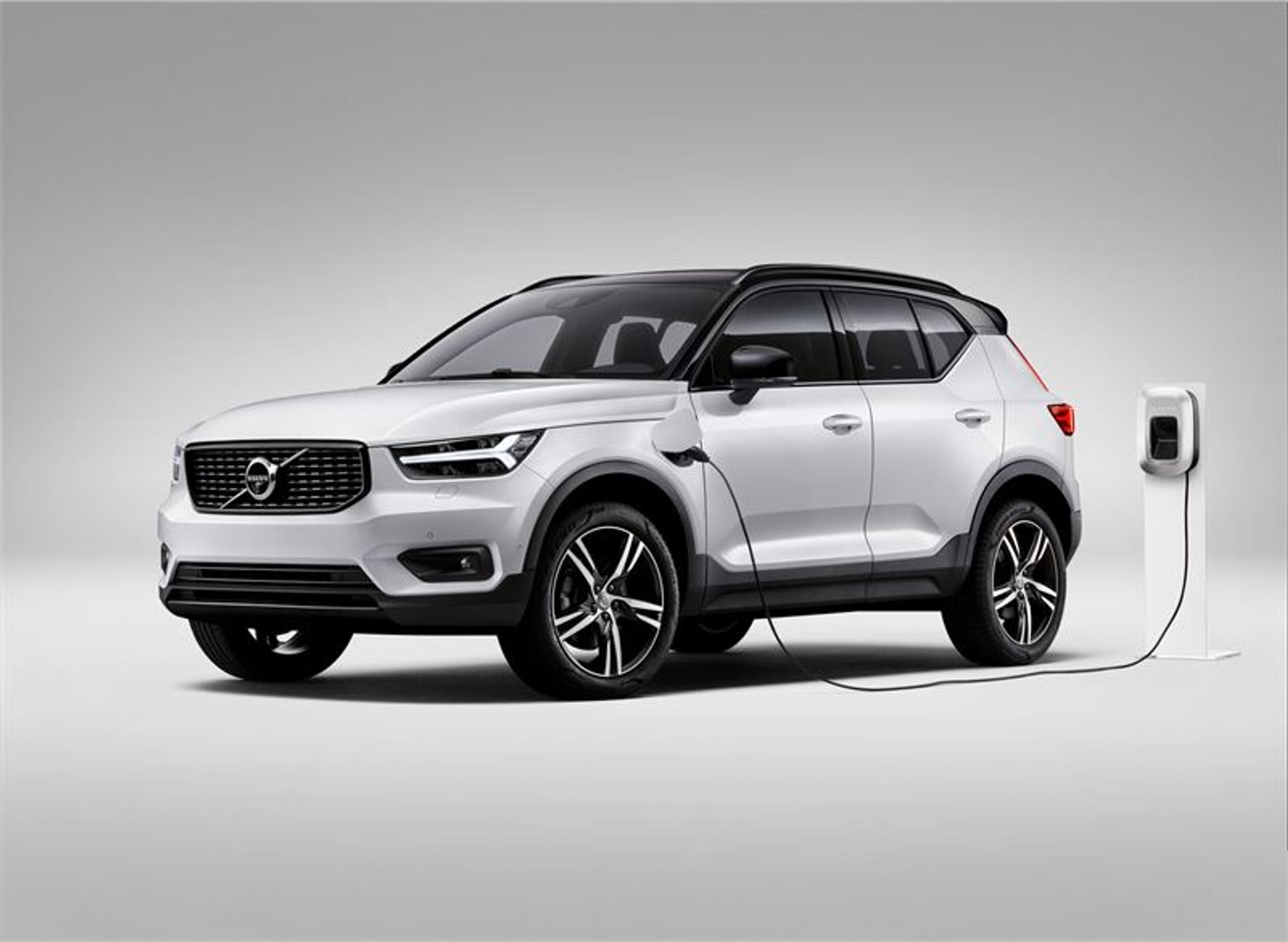 Volvo esittelee lataushybridin XC40-mallistoon
