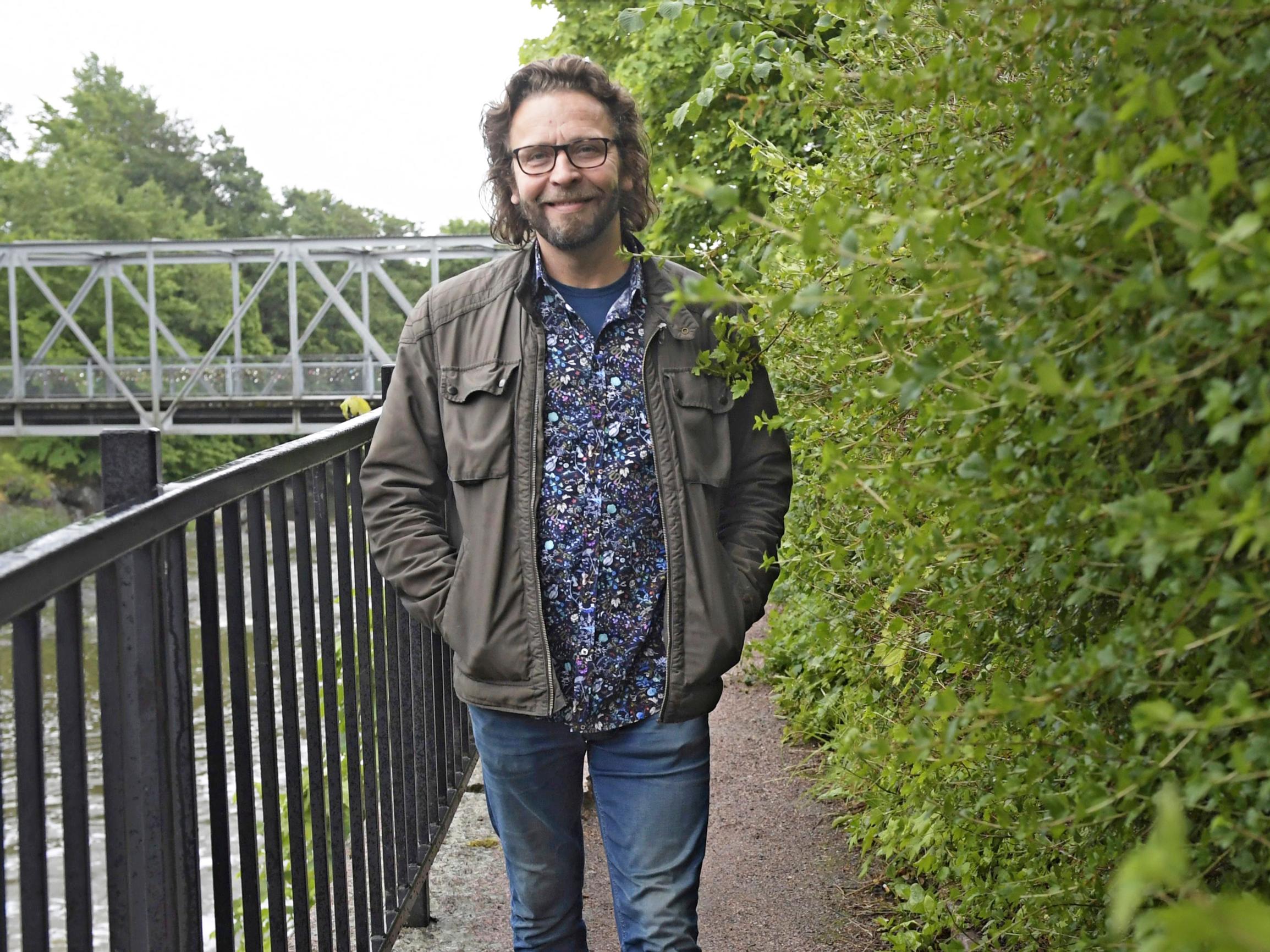 Koomikko Ilari Johansson: ”Kun kuulen lasteni suusta sanat 'Jaaha, taasko lähdet', omatuntoa alkaa kolkuttaa”