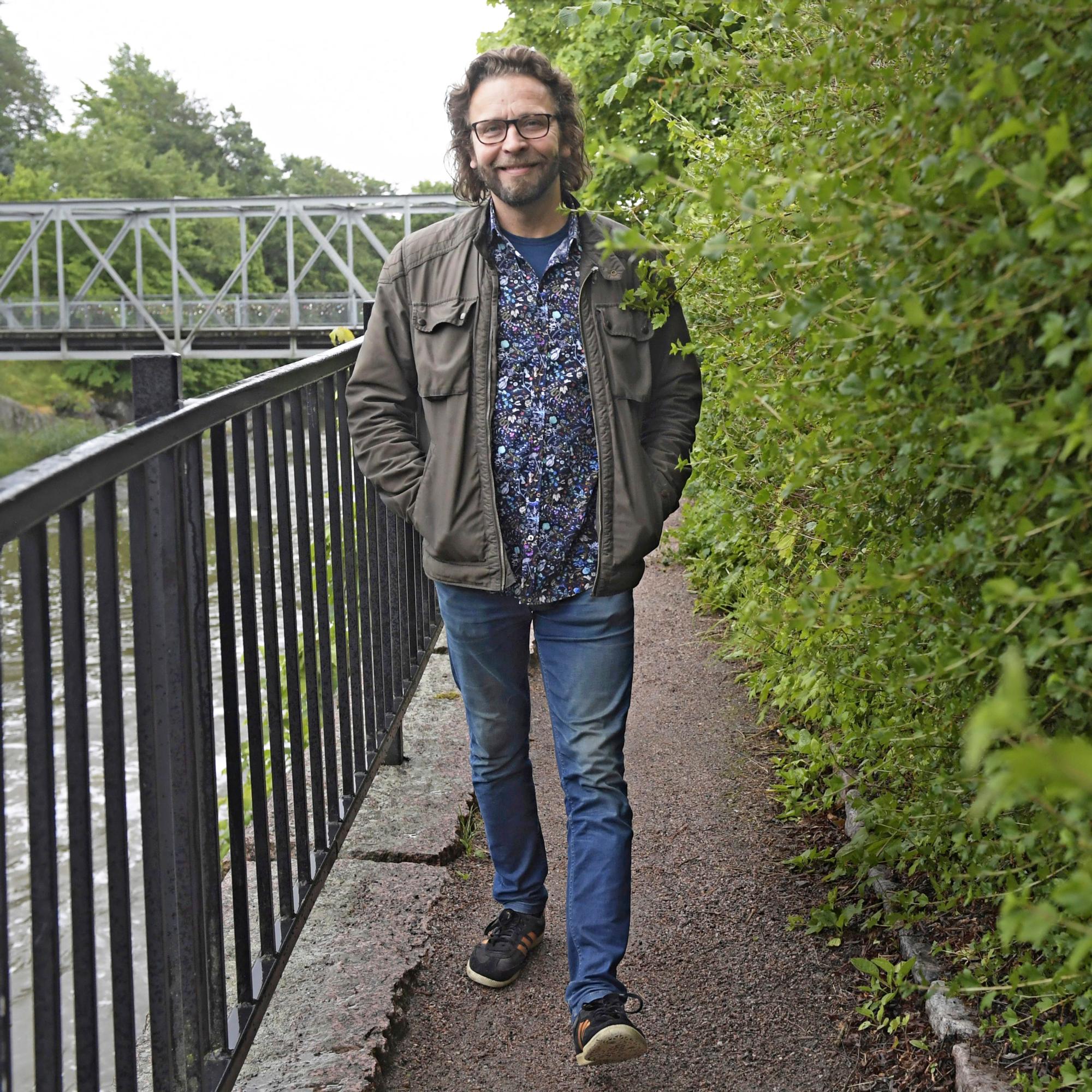 Koomikko Ilari Johansson: ”Kun kuulen lasteni suusta sanat 'Jaaha, taasko lähdet', omatuntoa alkaa kolkuttaa”