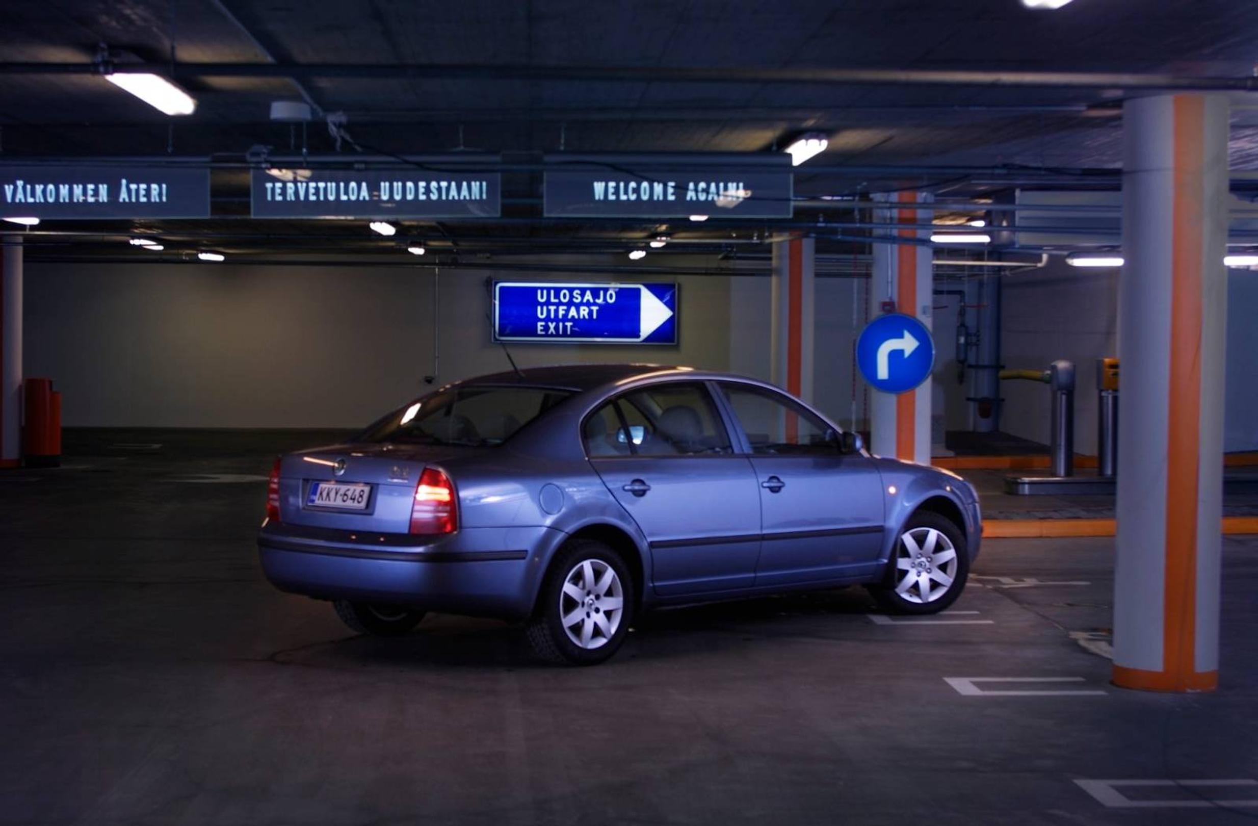 Moni karkaa toisen autoa kolhittuaan 