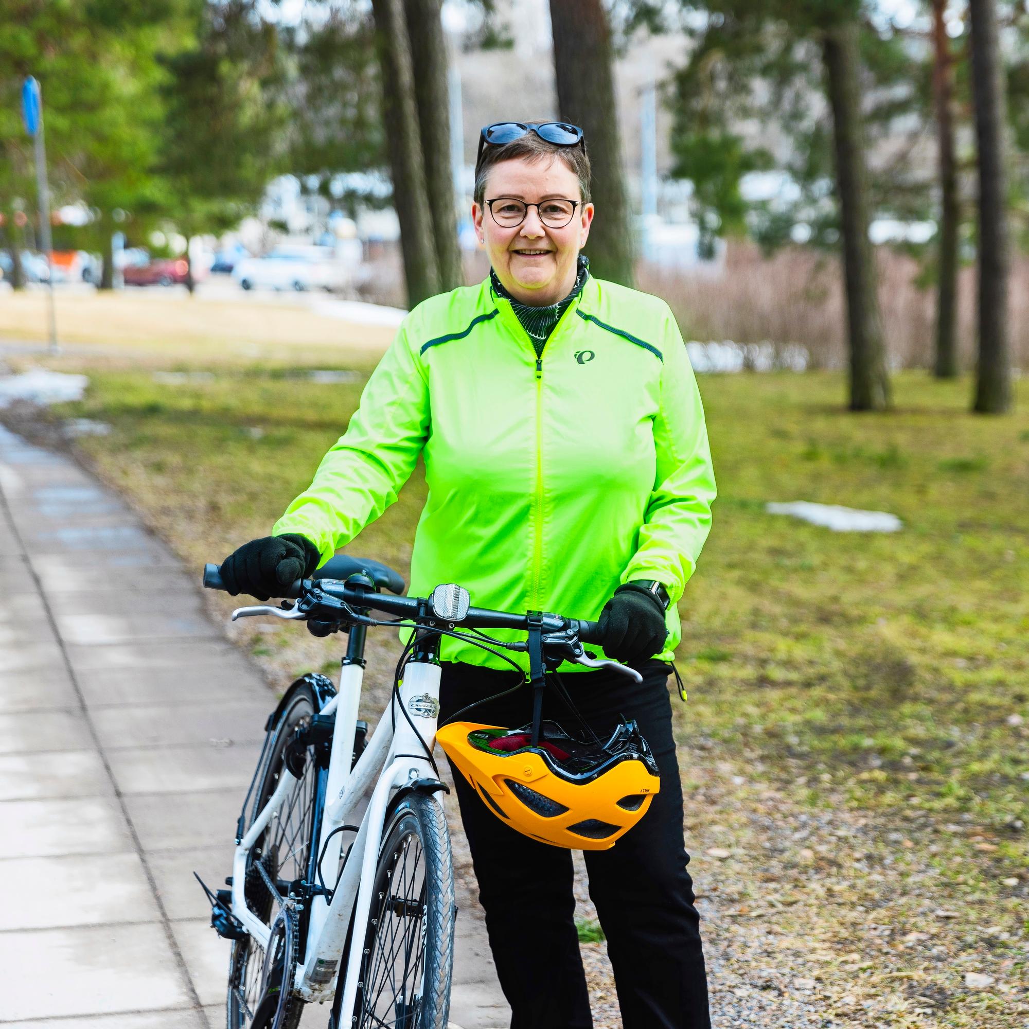 Ensin kipeytyi keskisormi, sitten leikattiin polvi ja varpaat – Camilla Malinen ei anna nivelrikolle periksi