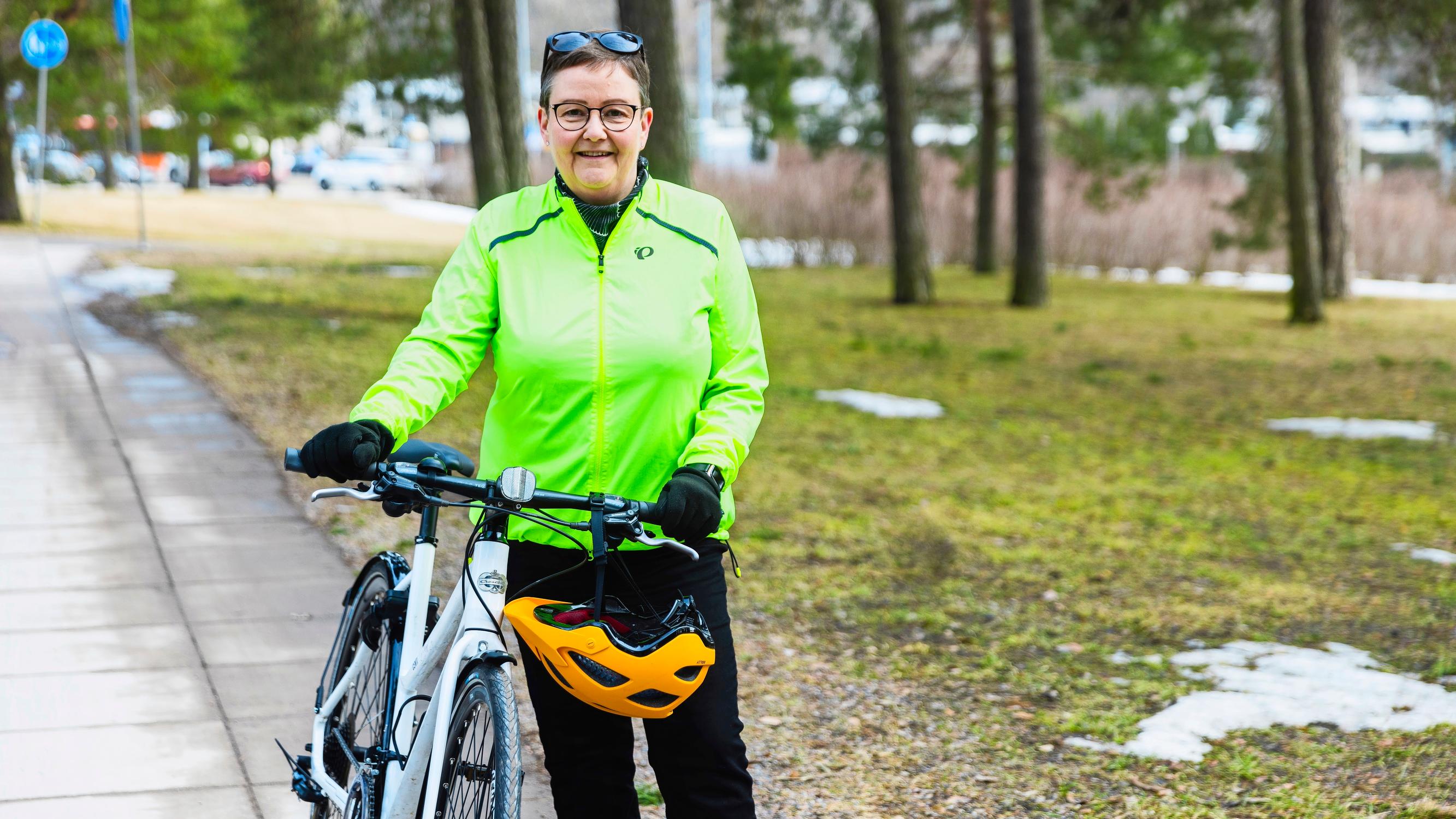 Ensin kipeytyi keskisormi, sitten leikattiin polvi ja varpaat – Camilla Malinen ei anna nivelrikolle periksi