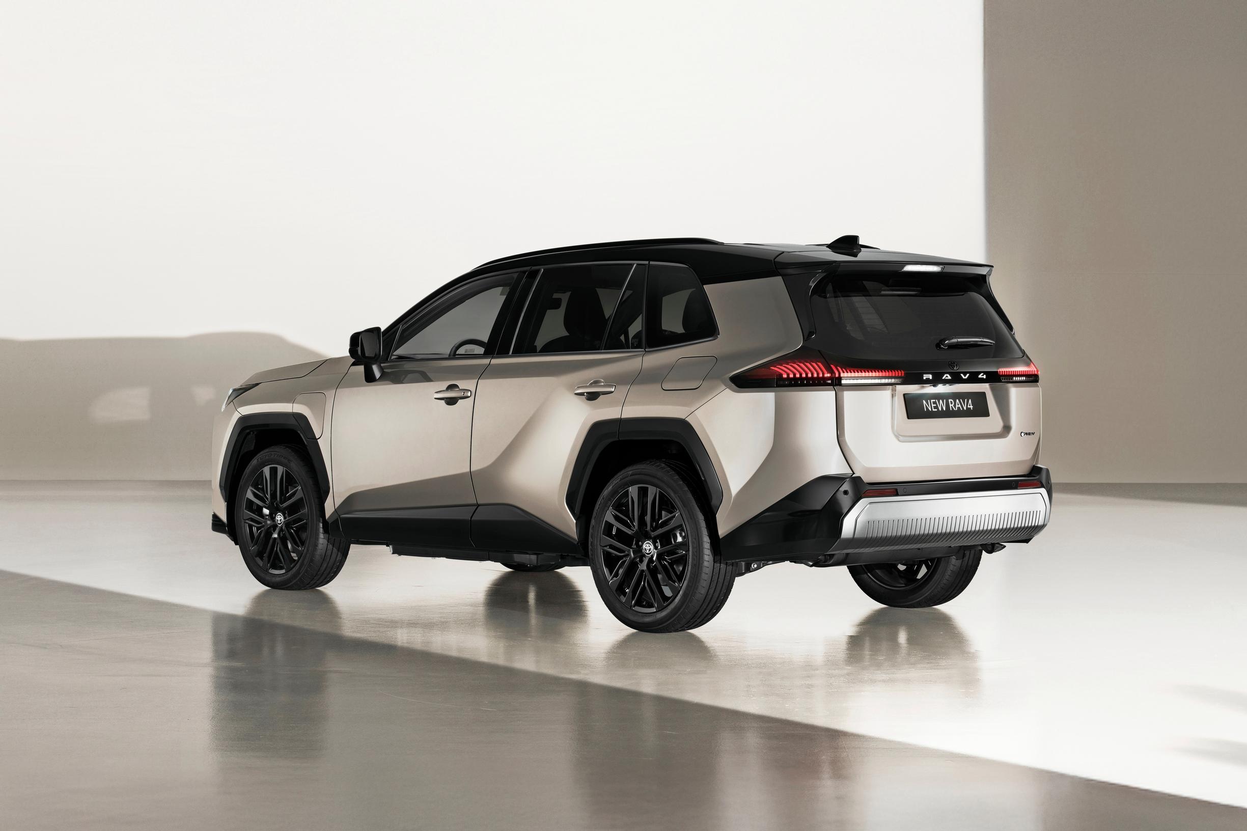 Uusi Toyota RAV4 on nyt entistä sähköisempi – Paljon muutakin on mennyt uusiksi.
