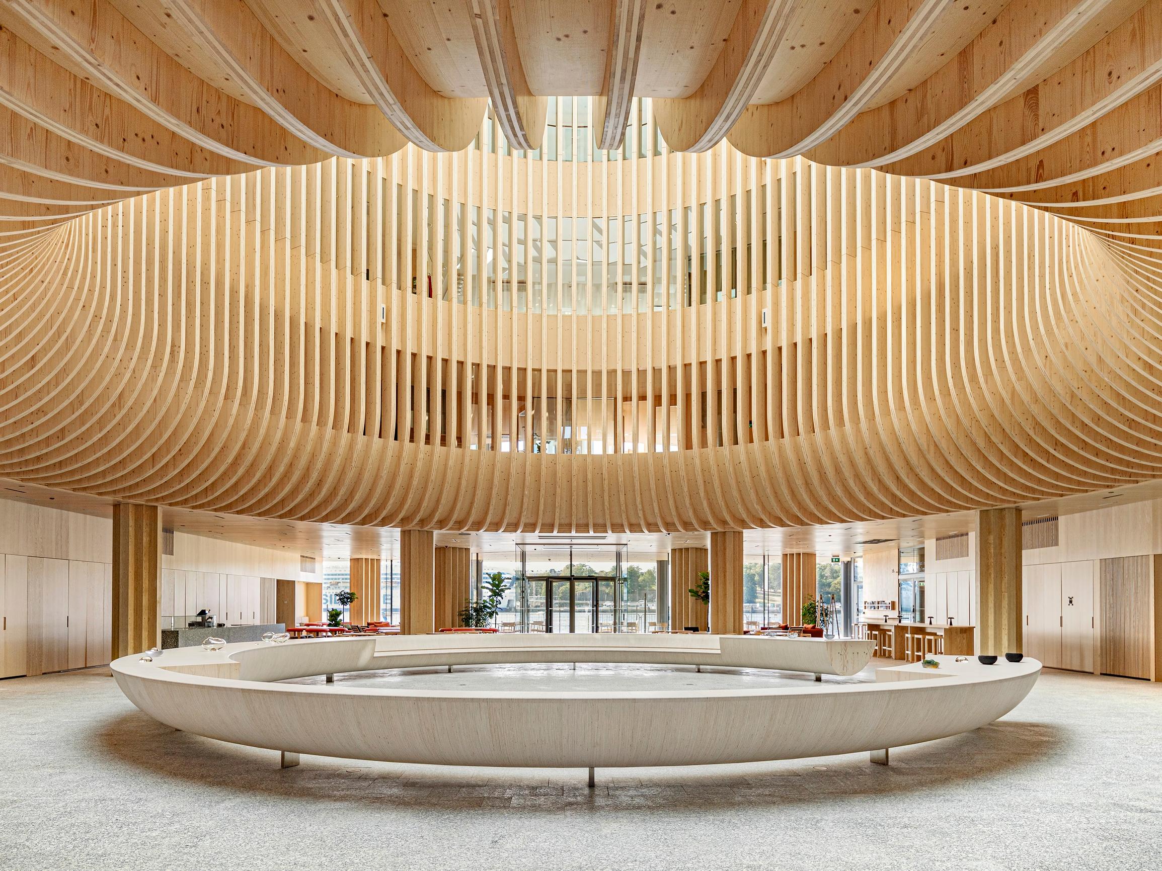 Helsingin uutuushotellista löytyy kaupungin kuvauksellisin aula ja pala New Yorkia – Mondo testasi Katajanokalle avatun Pier 4:n