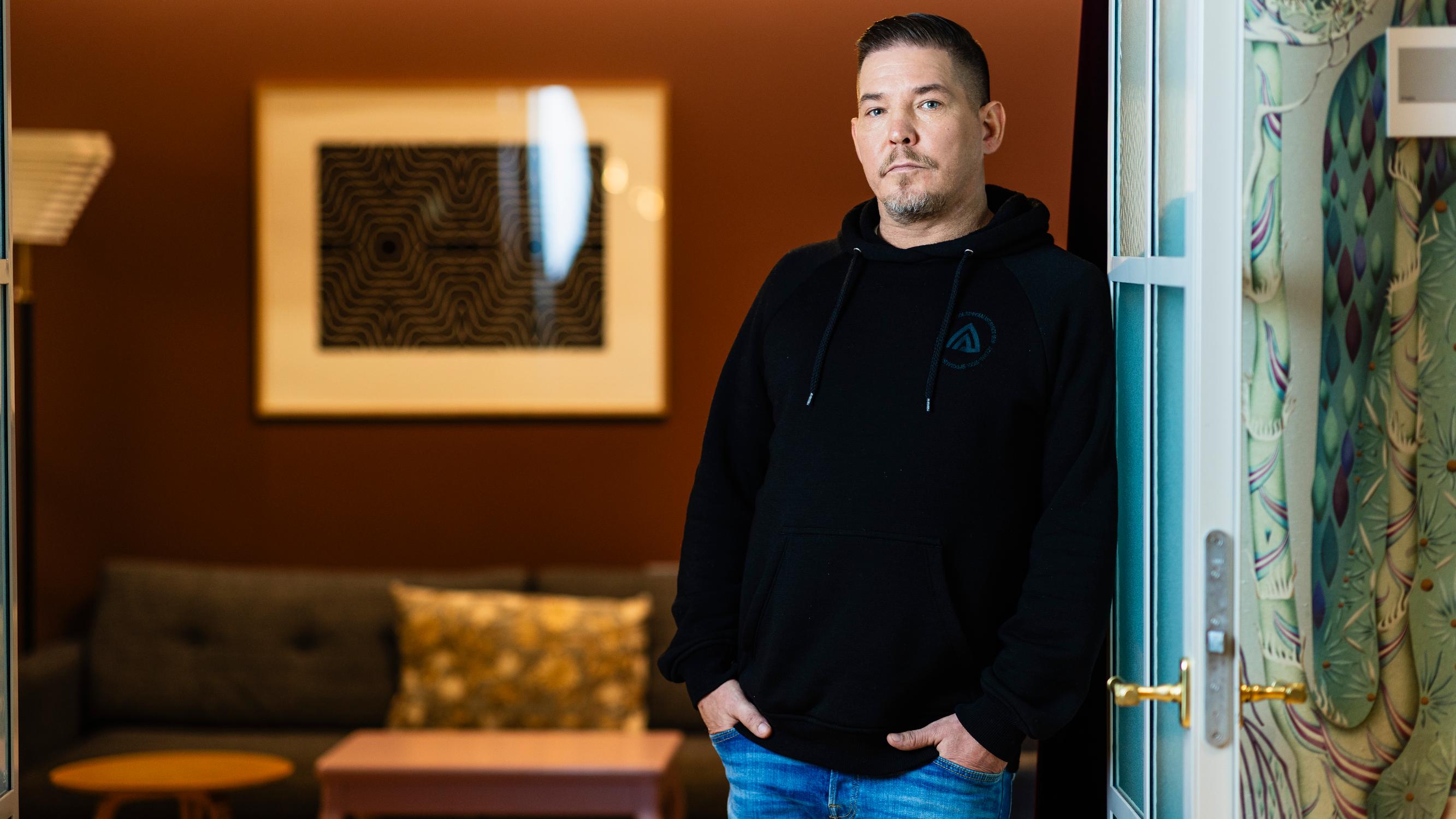 Sisu-ohjaaja Jalmari Helander tekee nyt elokuvaa, joka voi räjäyttää pankin: ”No, Stallone on mukana, mutta näette sitten miten”