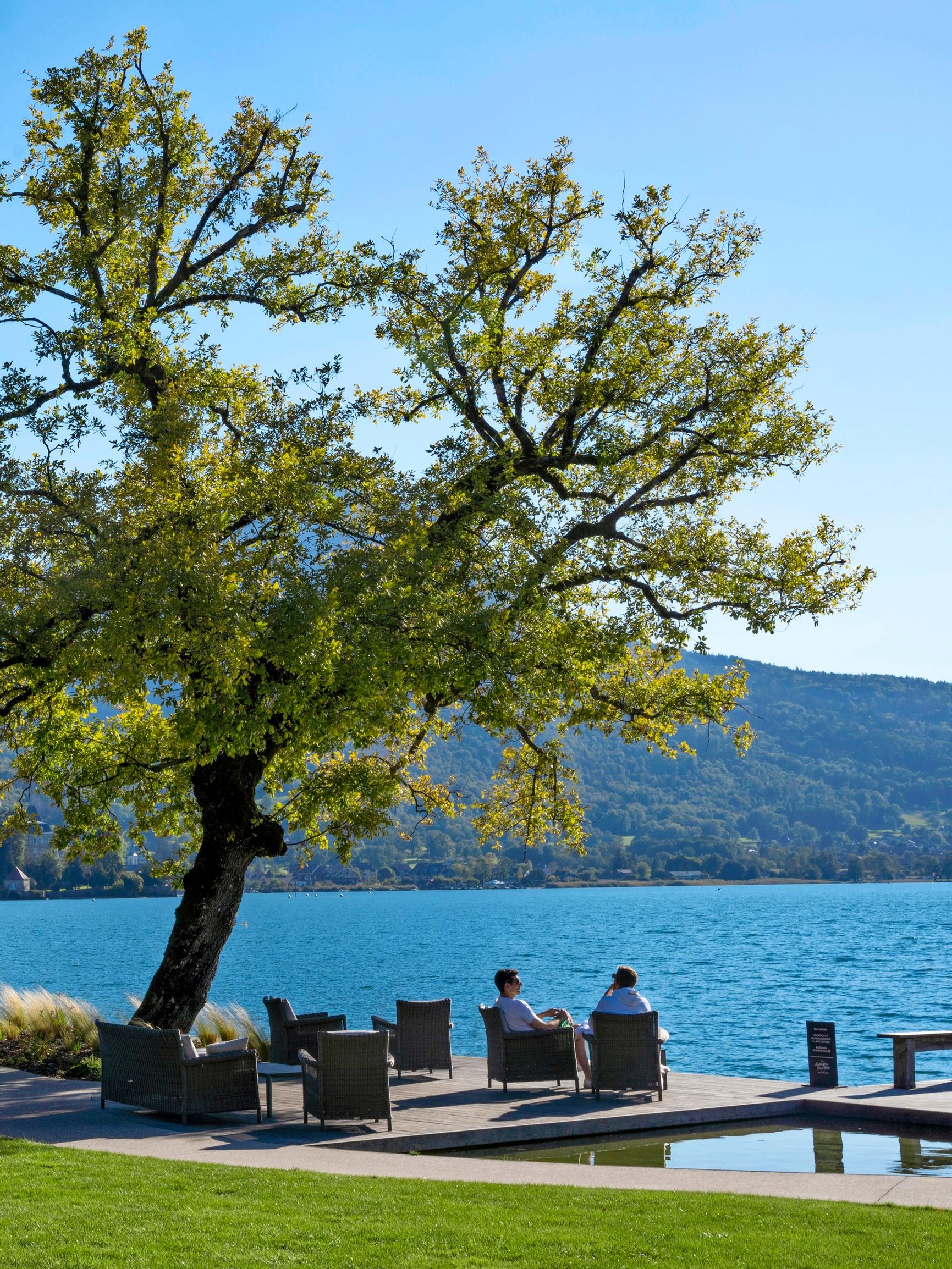 Tässä on Ranskan pikku-Venetsia! Koe Alppien hurmaava kanavakaupunki Annecy luontoretkineen