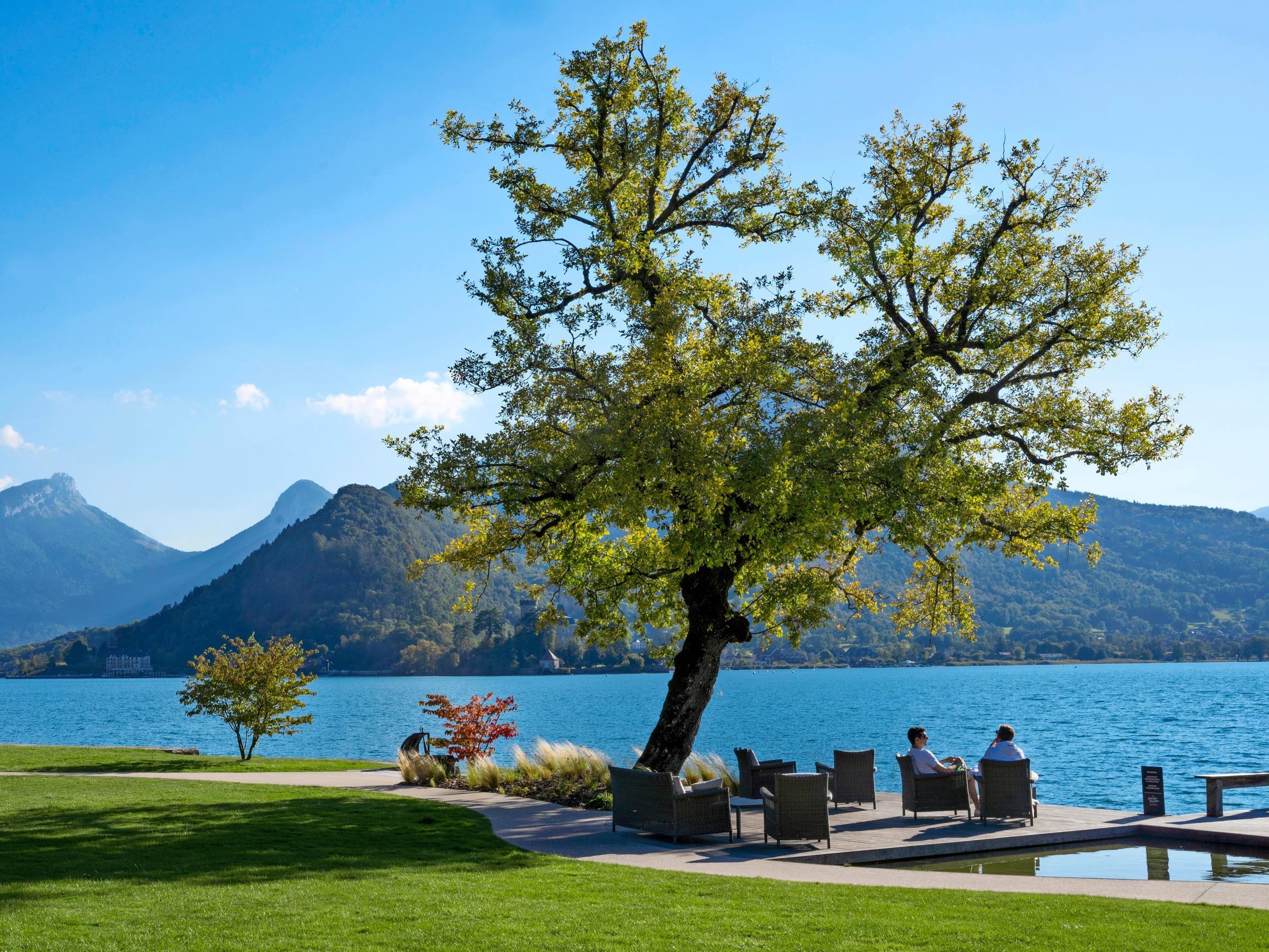 Tässä on Ranskan pikku-Venetsia! Koe Alppien hurmaava kanavakaupunki Annecy luontoretkineen