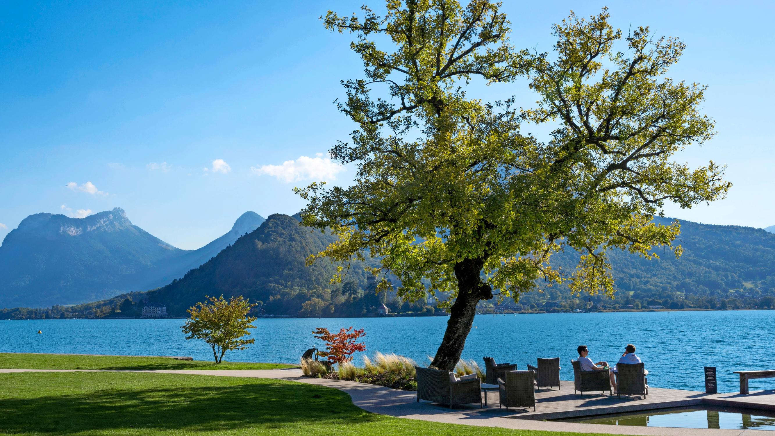 Tässä on Ranskan pikku-Venetsia! Koe Alppien hurmaava kanavakaupunki Annecy luontoretkineen