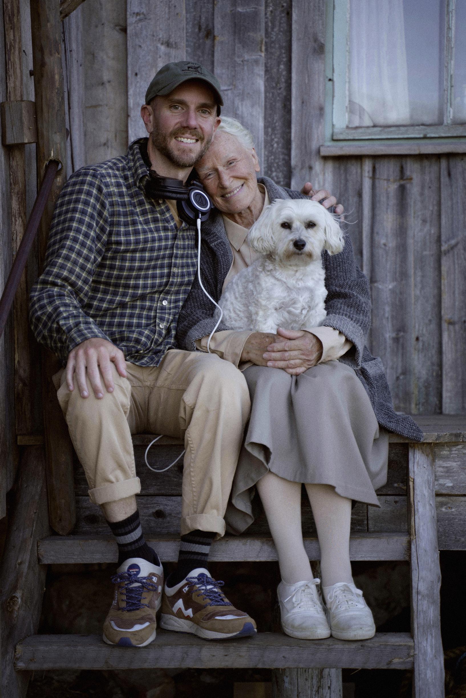 Glenn Close ja hänen Pip-koiransa pääsivät kuvausten tauolla ohjaaja Charlie McDowellin kainaloon.