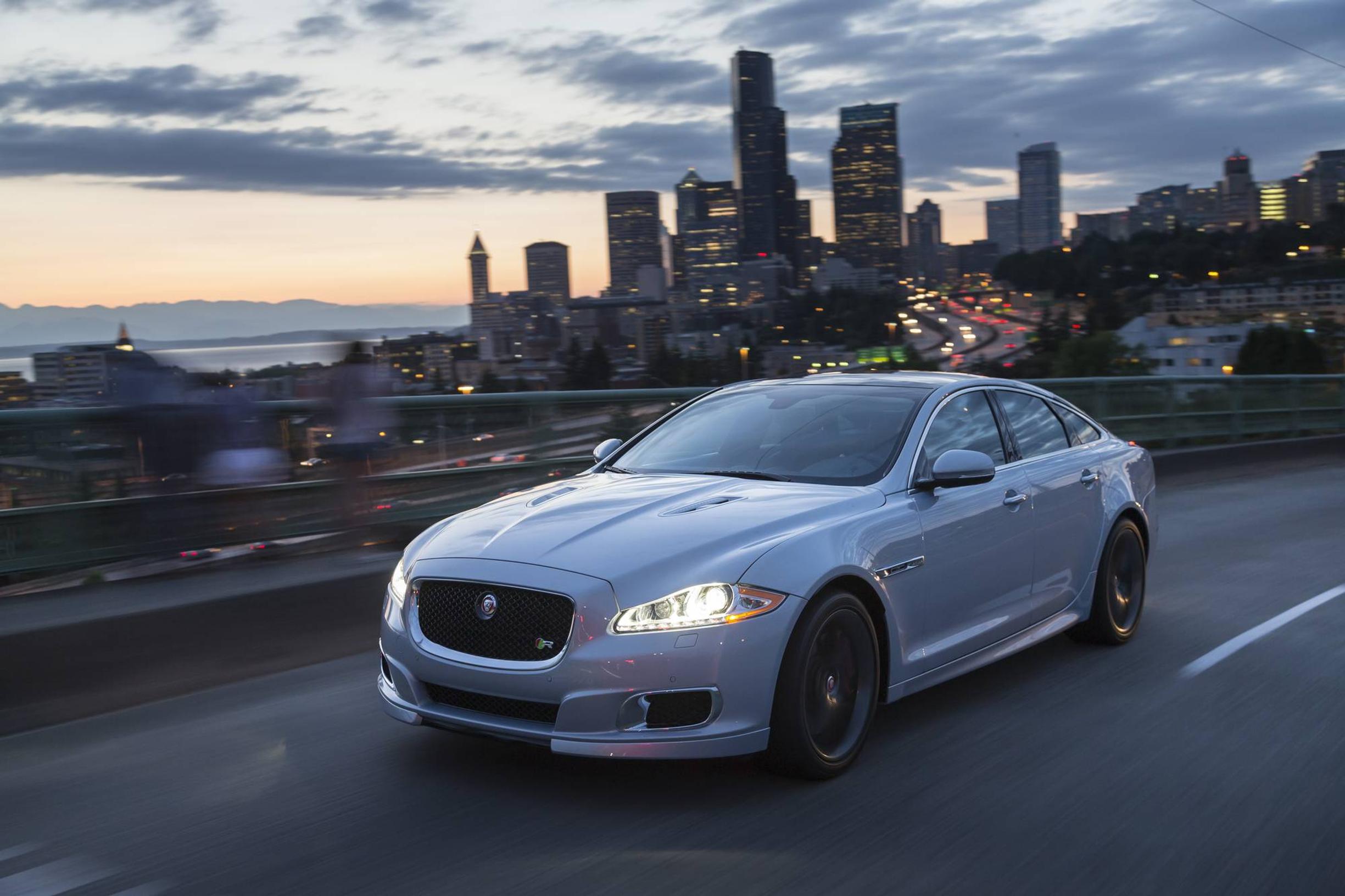 Koeajossa Jaguar XJR – suurempi on parempi