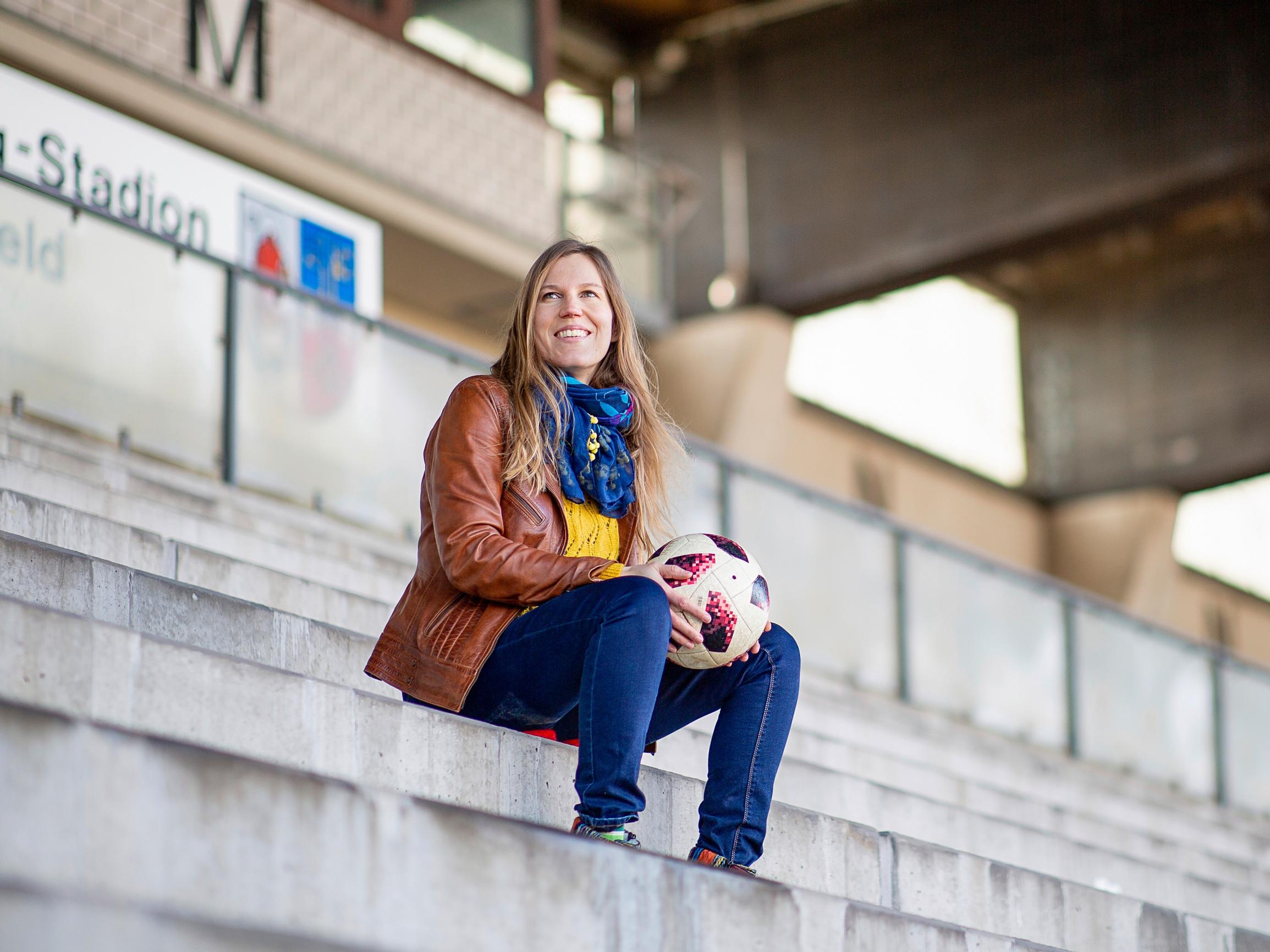 Suomen futiskentiltä Saksan areenoille: Johanna Nordling tietää, miten Saksan mahtava jalkapallokulttuuri kannattaa kokea