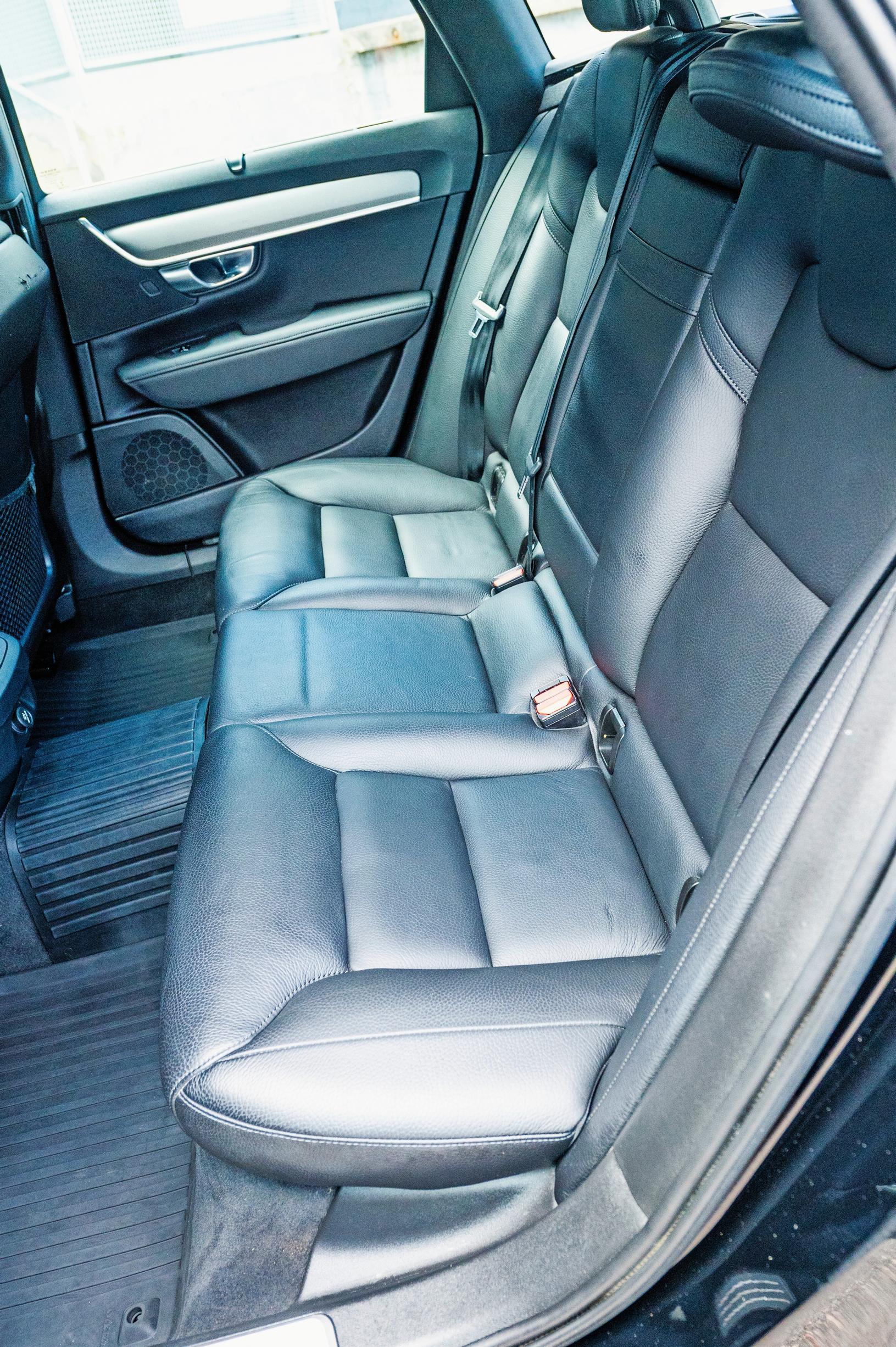 Volvo V90 takapenkin matkustajilla on ruhtinaallisesti polvitilaa